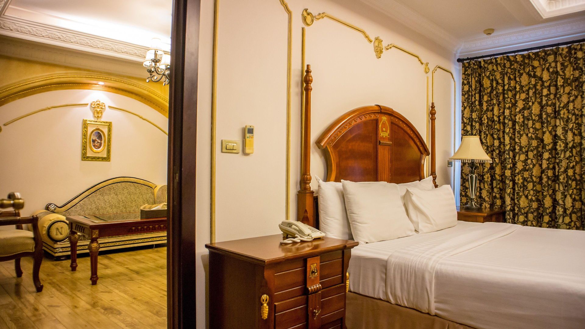 Four Seasons Place โรงแรม 4*