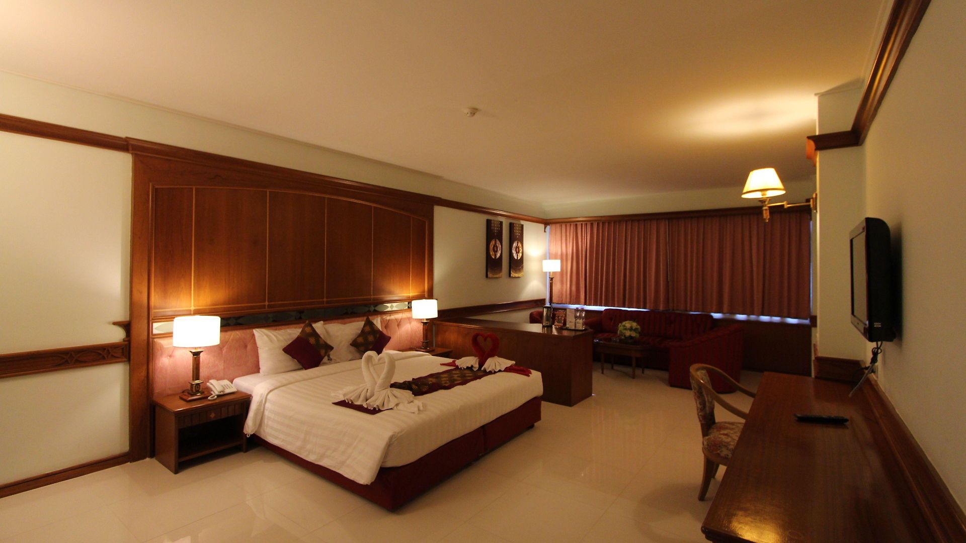 โรงแรมคาเมลอท โรงแรม 4*
