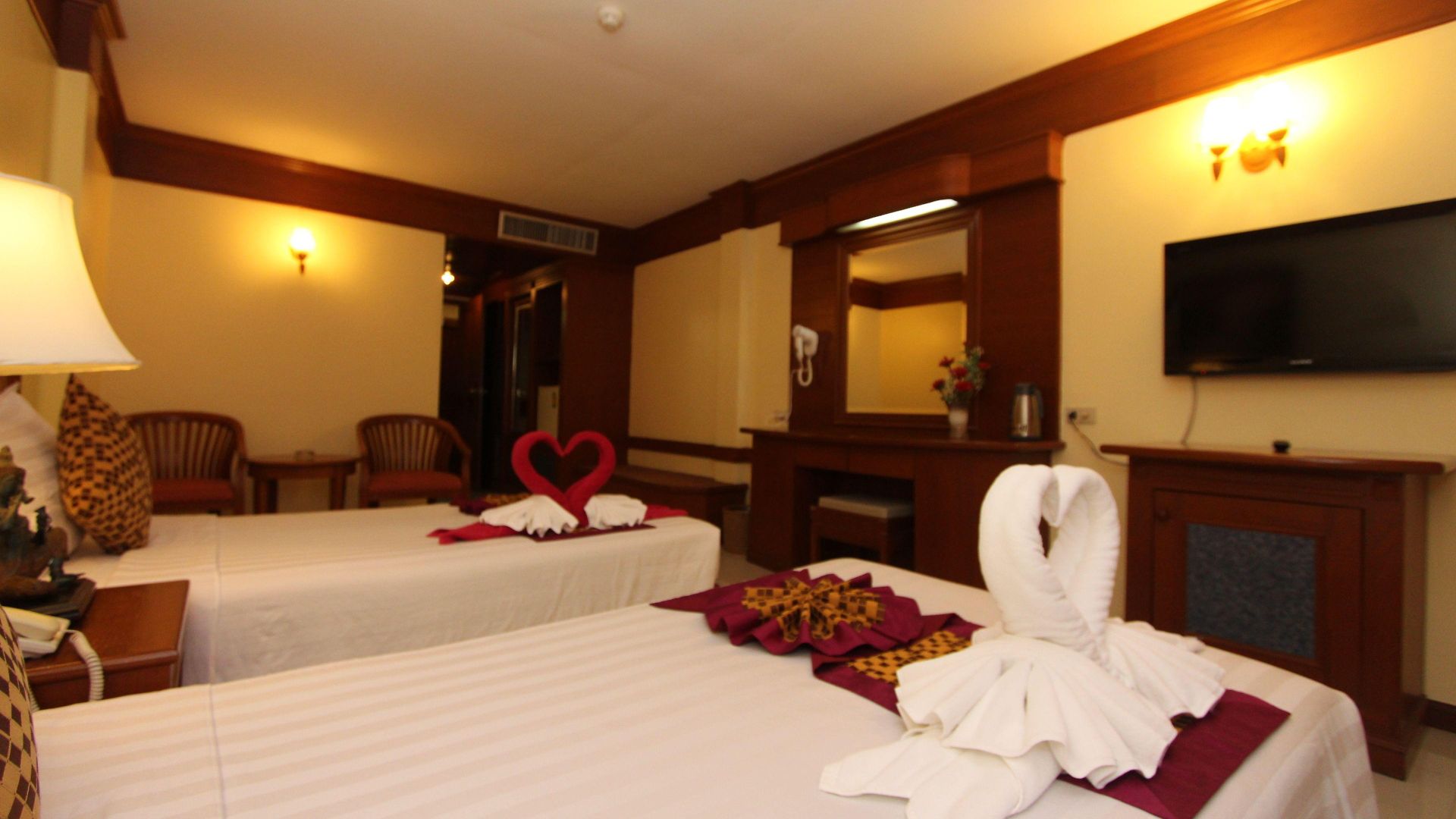 โรงแรมคาเมลอท โรงแรม 4*