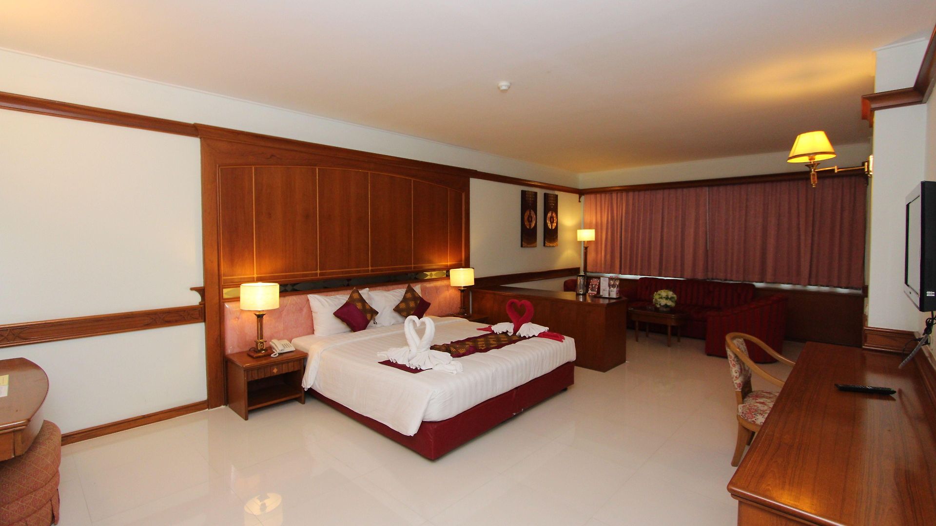 โรงแรมคาเมลอท โรงแรม 4*
