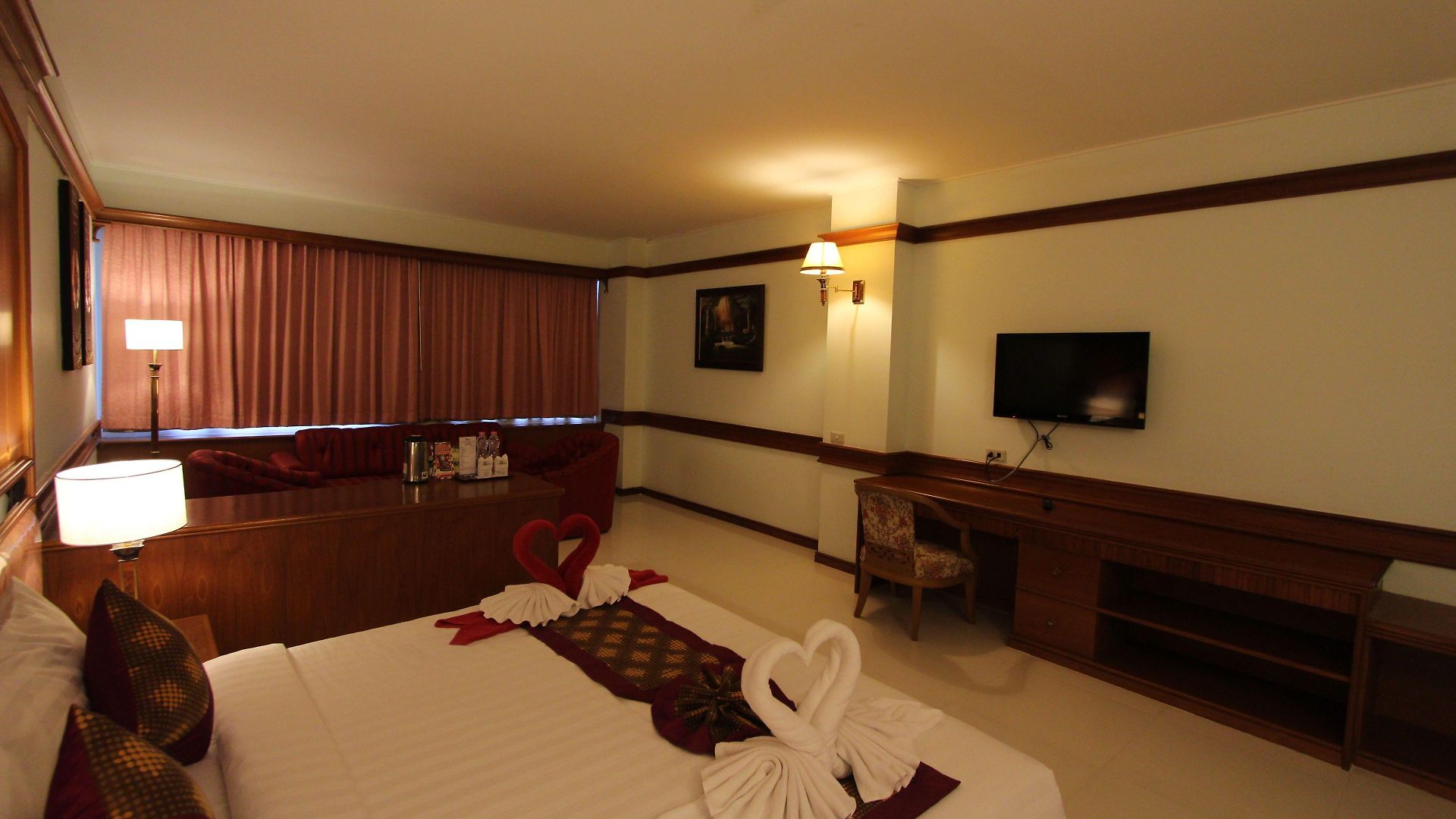 โรงแรม โรงแรมคาเมลอท Pattaya