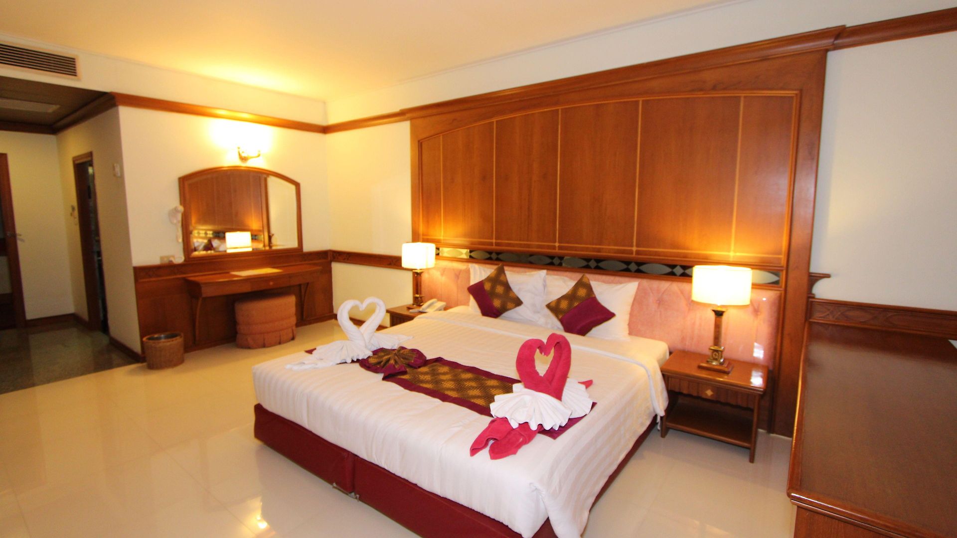 โรงแรมคาเมลอท โรงแรม 4*