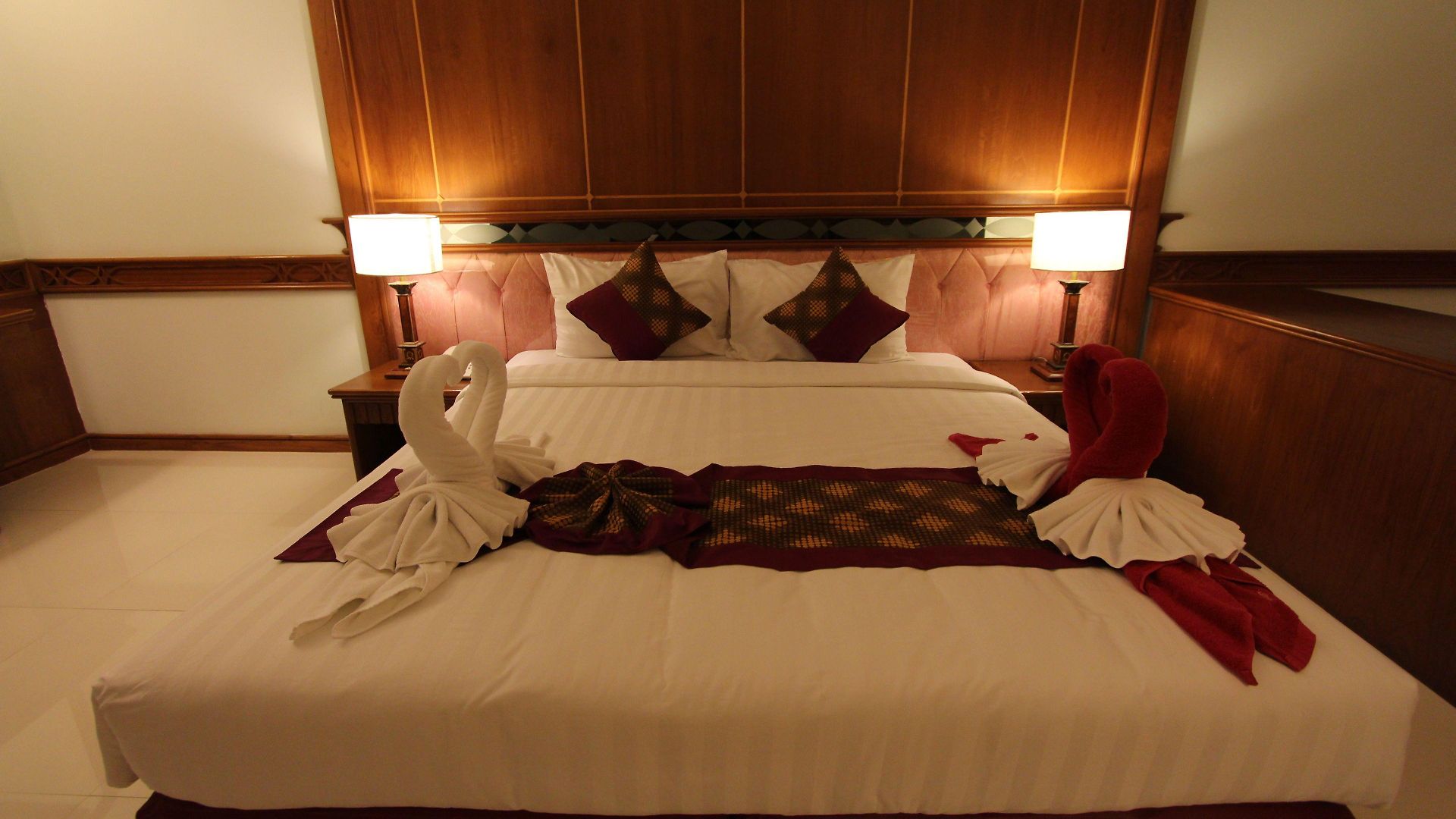 โรงแรมคาเมลอท โรงแรม 4*