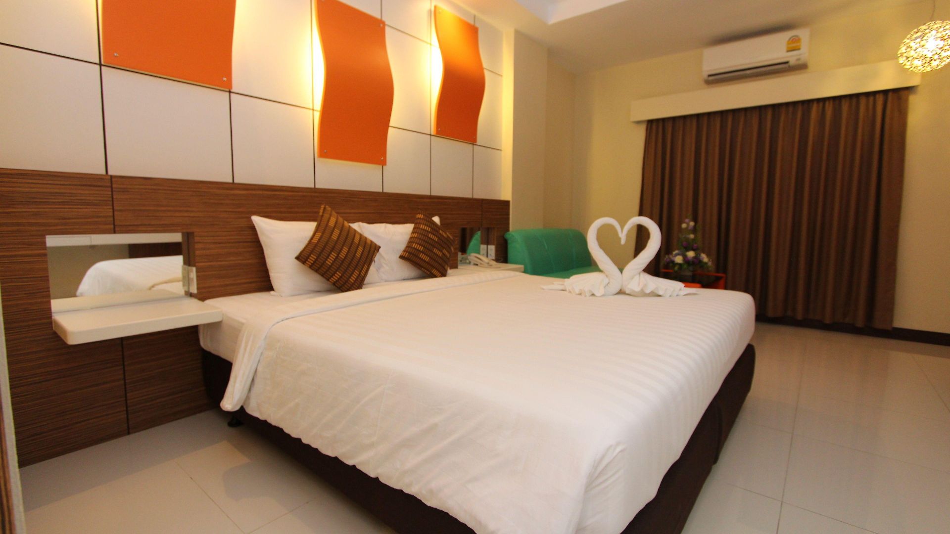 โรงแรม โรงแรมคาเมลอท 4*
