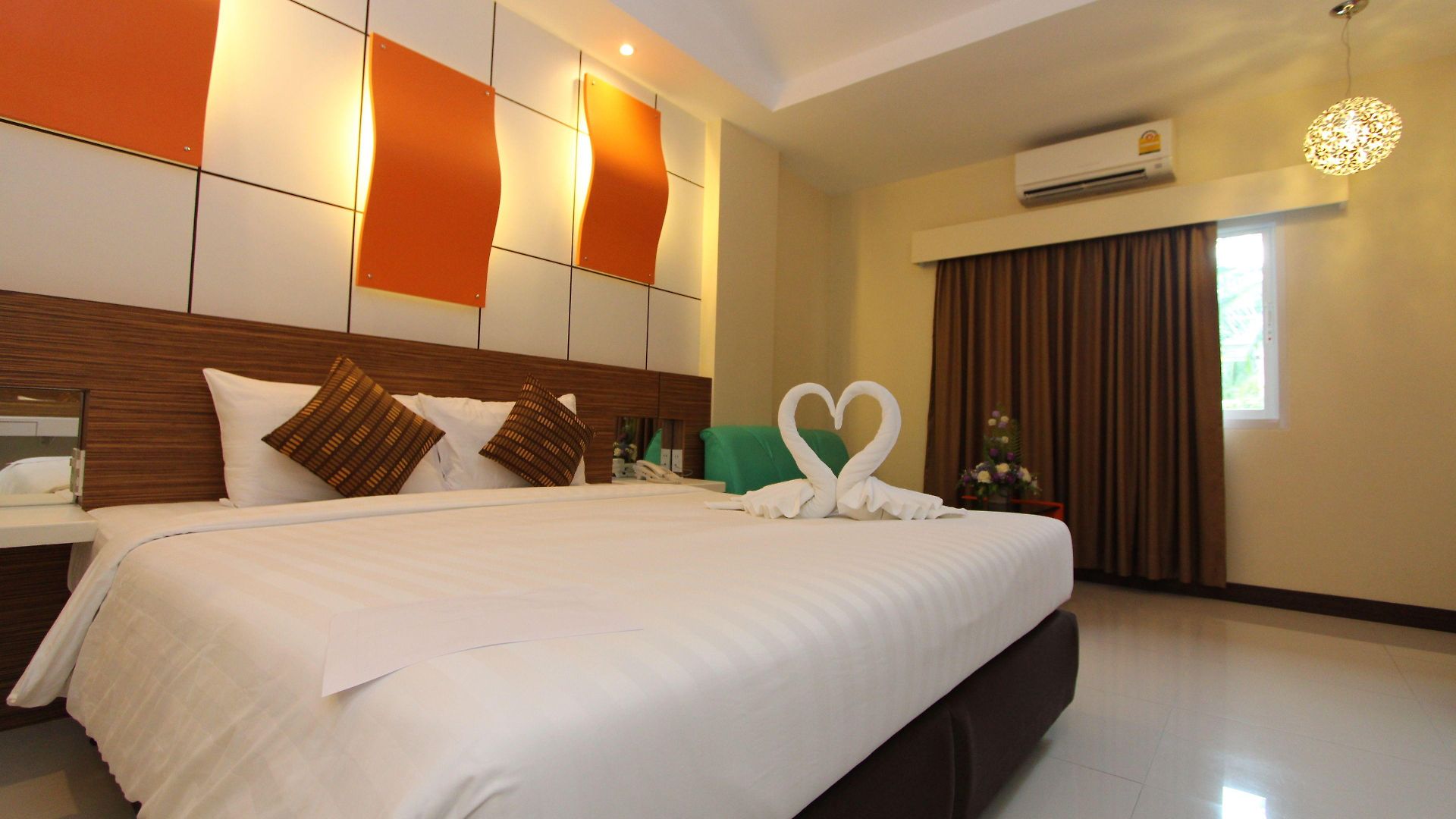โรงแรมคาเมลอท 4* Pattaya