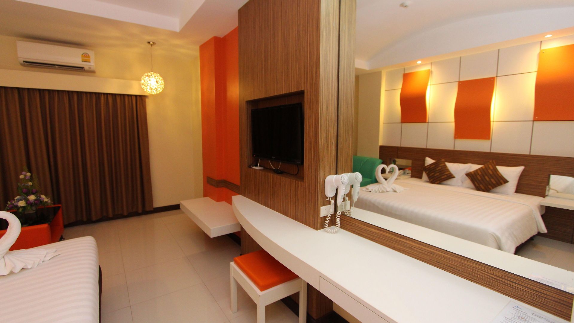 โรงแรมคาเมลอท 4*