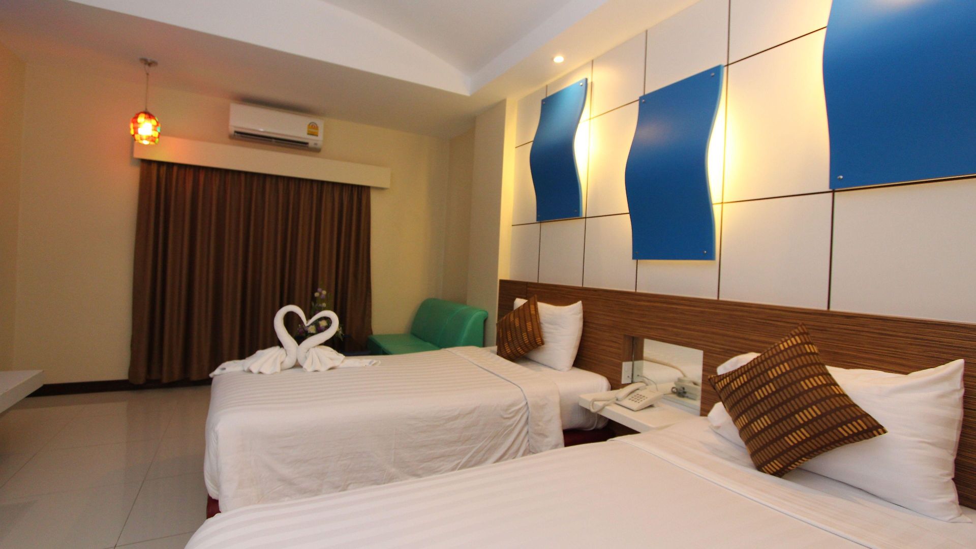 โรงแรมคาเมลอท 4*