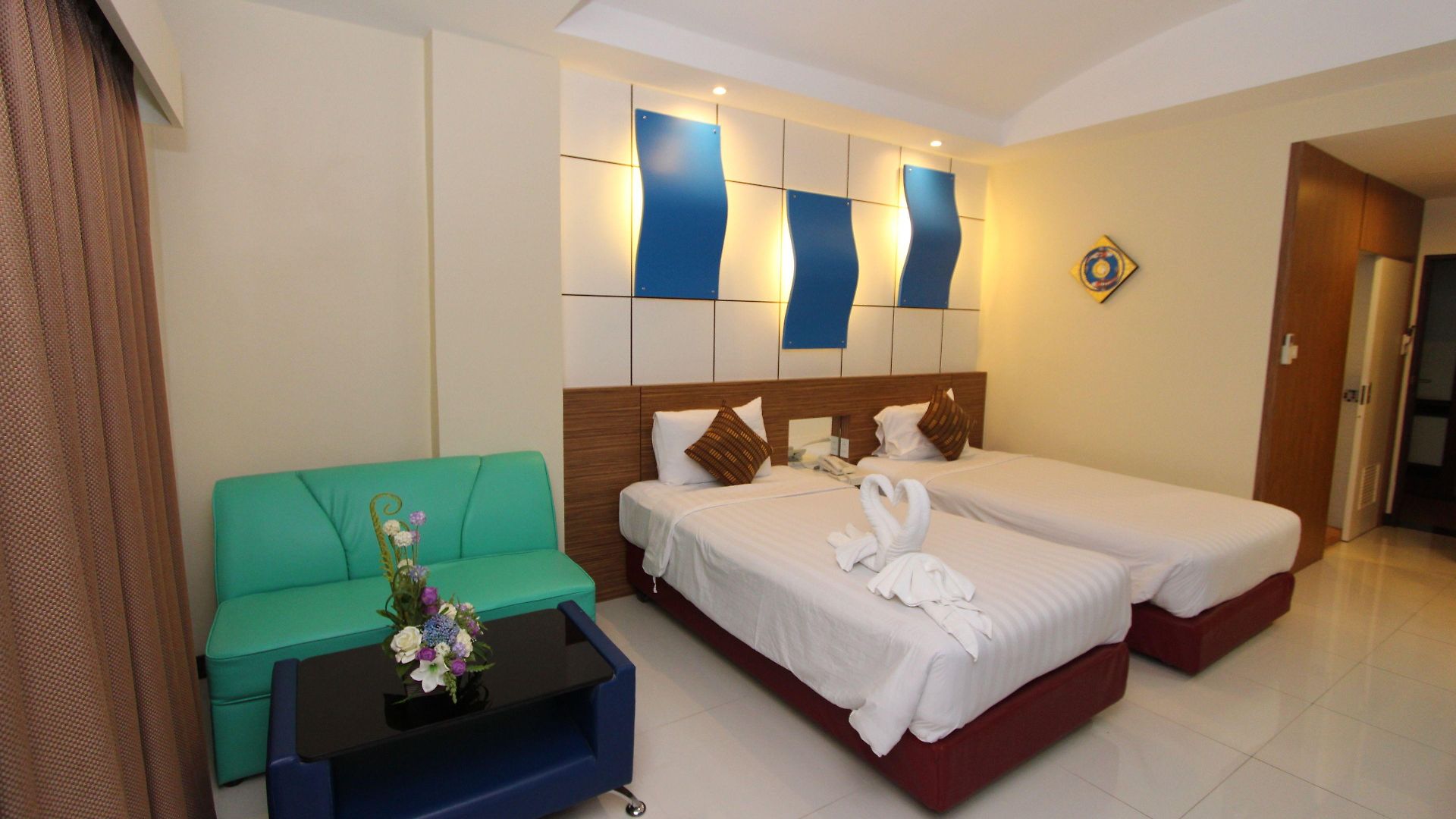 โรงแรม โรงแรมคาเมลอท 4*