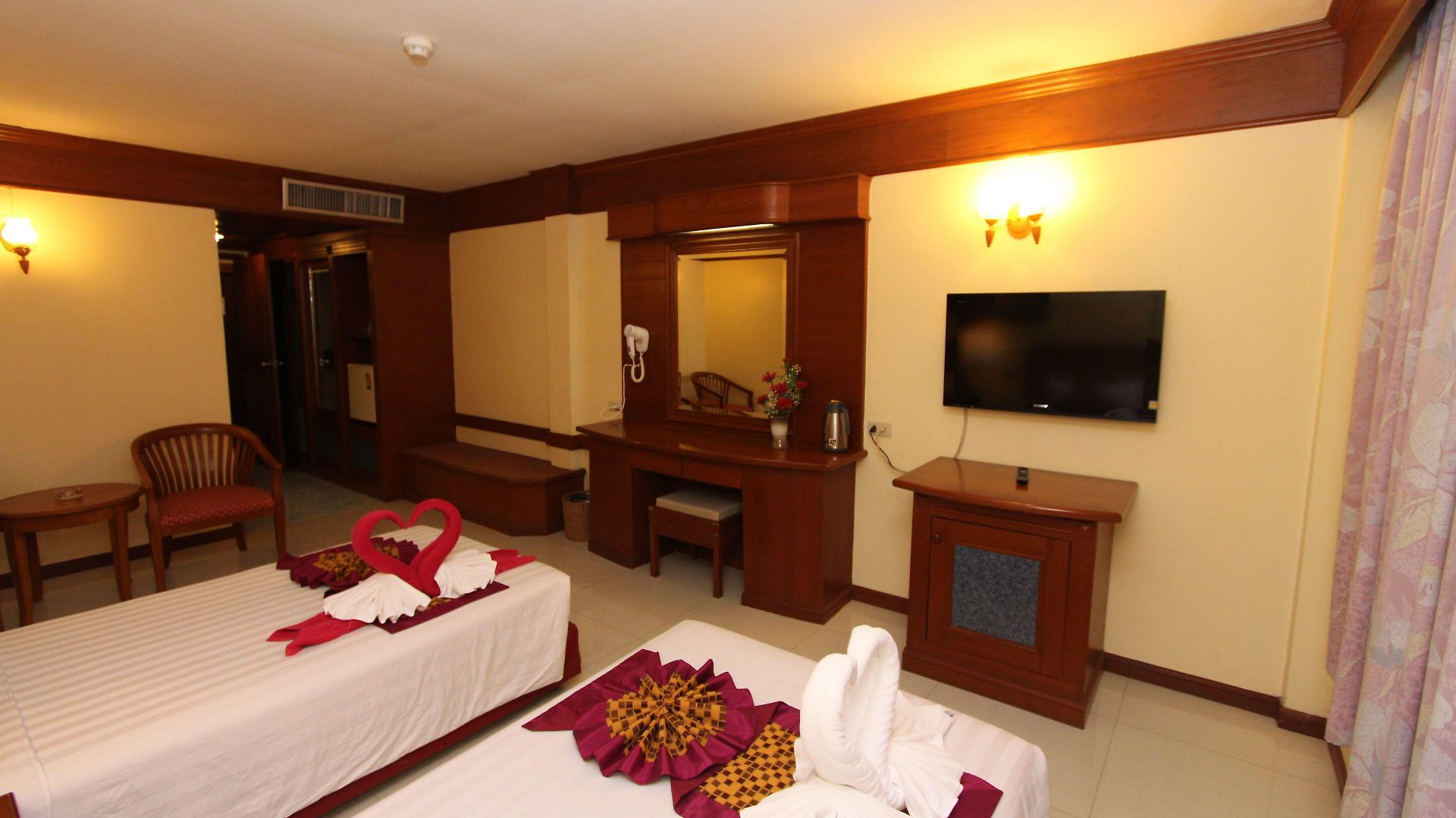 โรงแรมคาเมลอท โรงแรม Pattaya