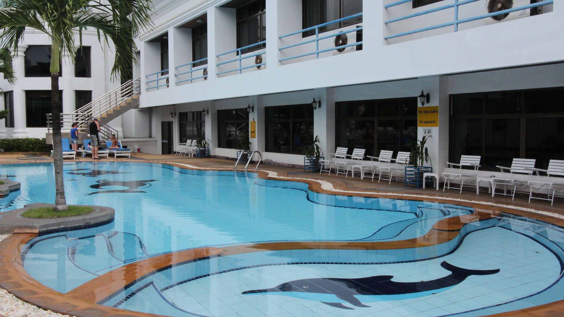 โรงแรม โรงแรมคาเมลอท 4*