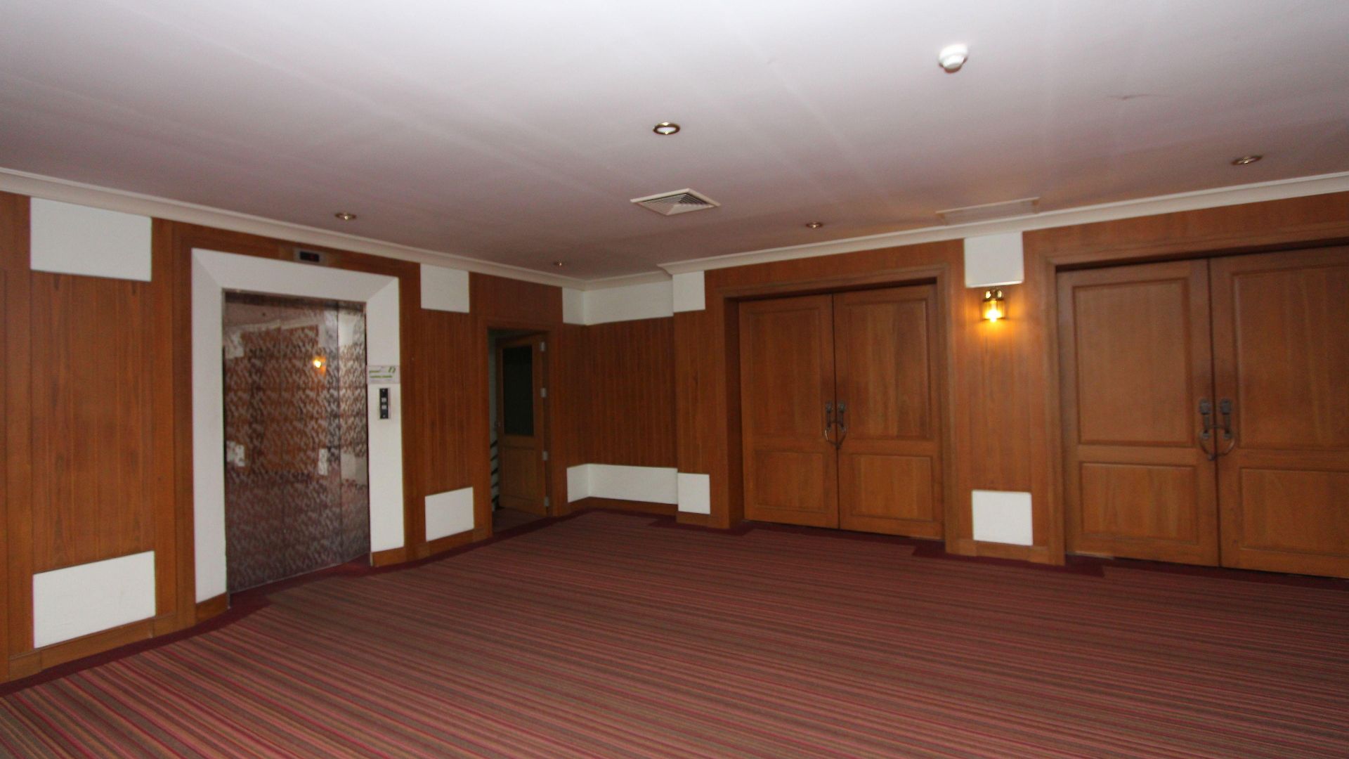 โรงแรมคาเมลอท 4* Pattaya