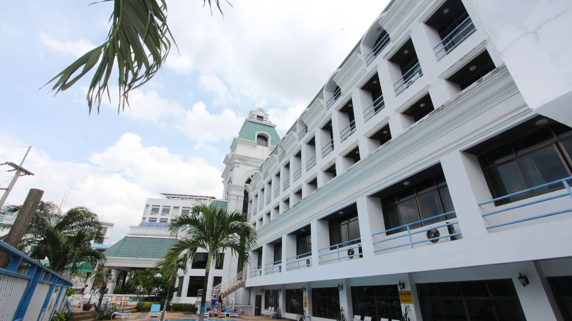โรงแรมคาเมลอท