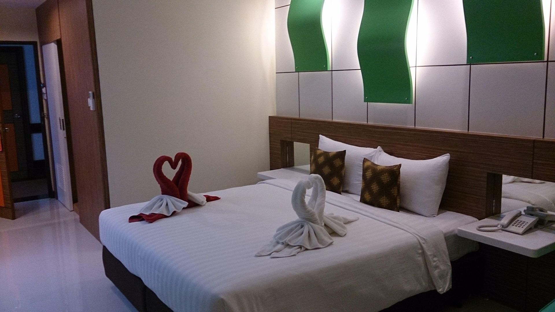 โรงแรมคาเมลอท 4* Pattaya