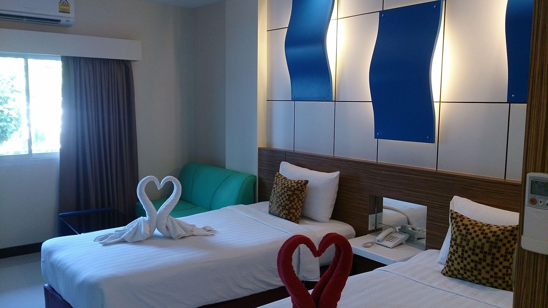 โรงแรม โรงแรมคาเมลอท 4*