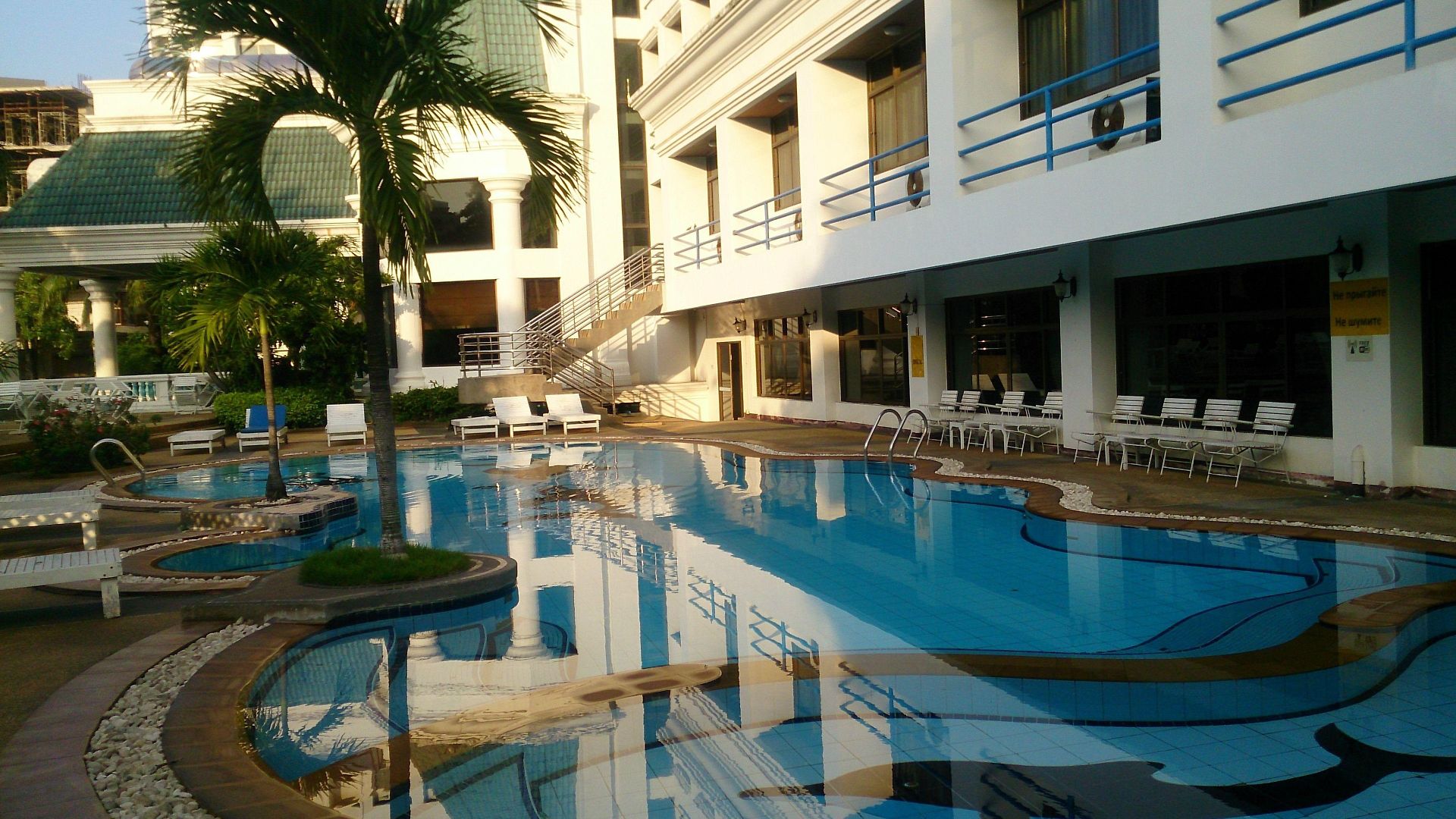 โรงแรมคาเมลอท 4* Pattaya