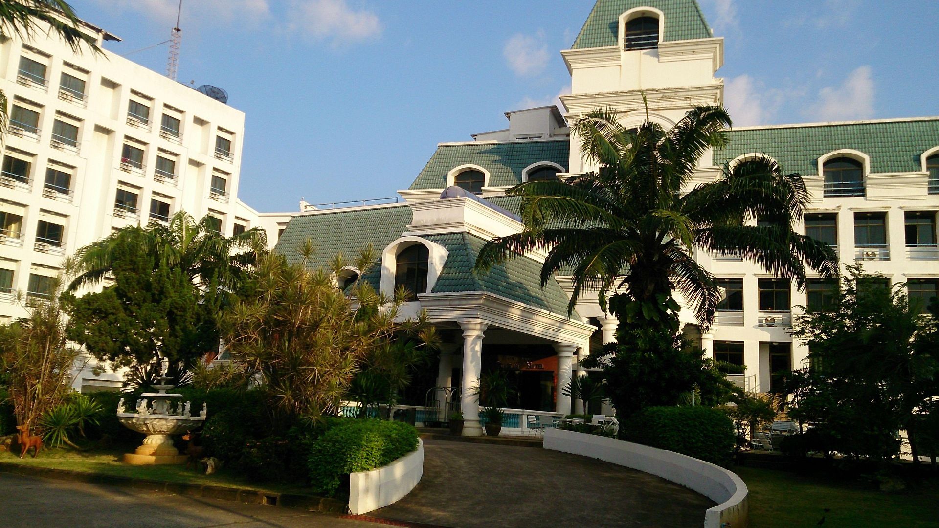 โรงแรมคาเมลอท โรงแรม