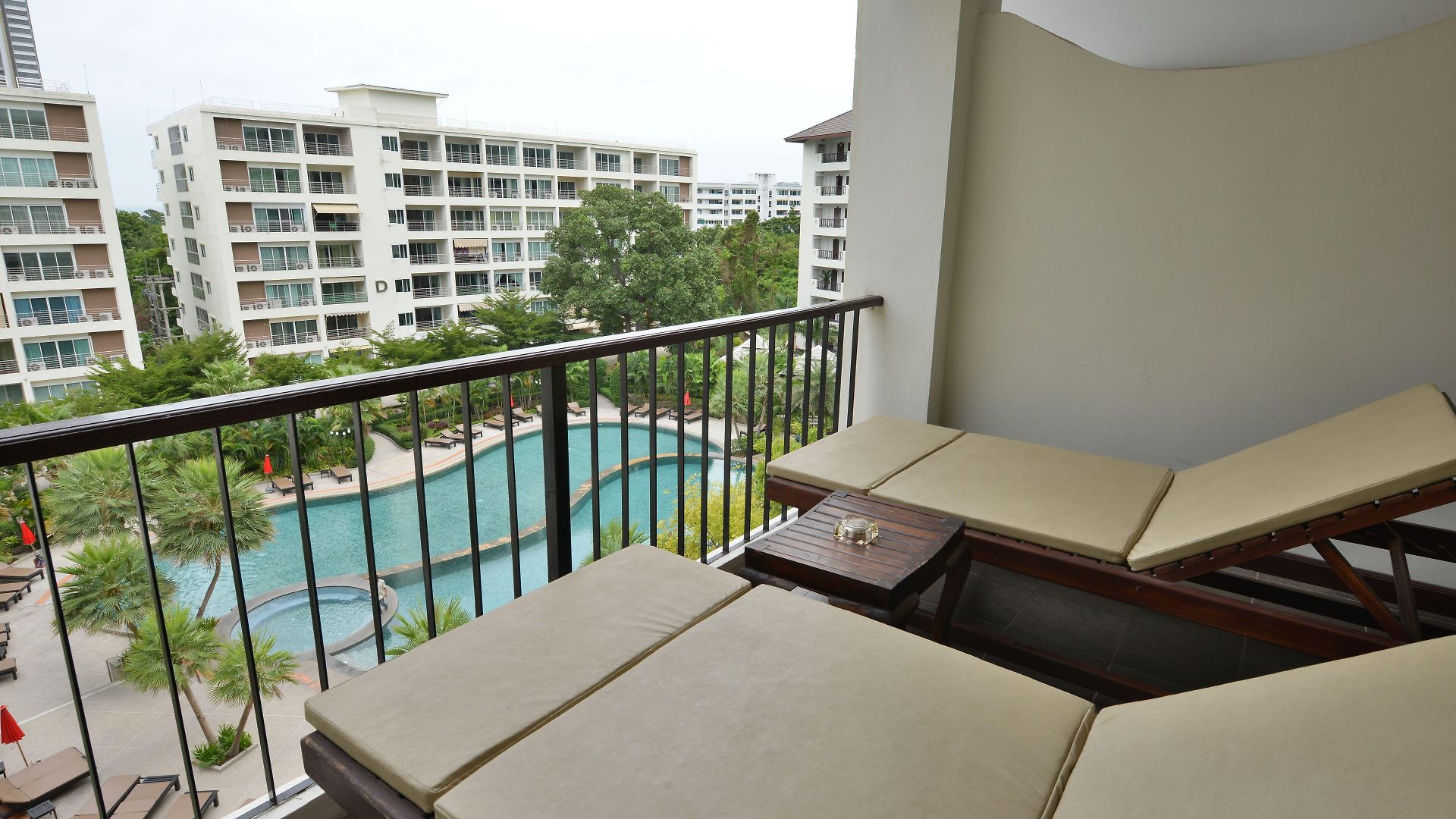 Sunday Wongamat Privacy โรงแรม