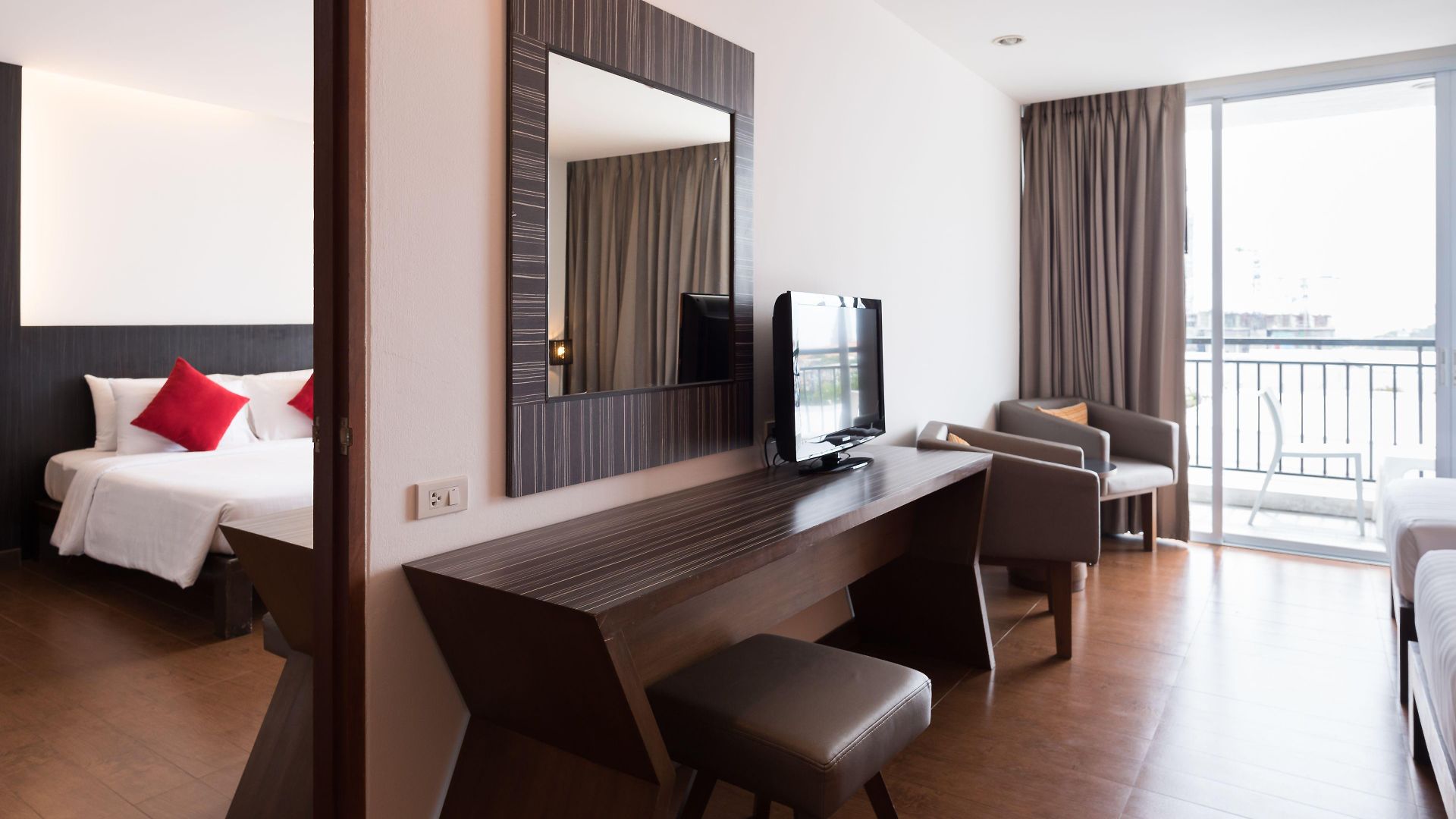 J โรงแรม 4*
