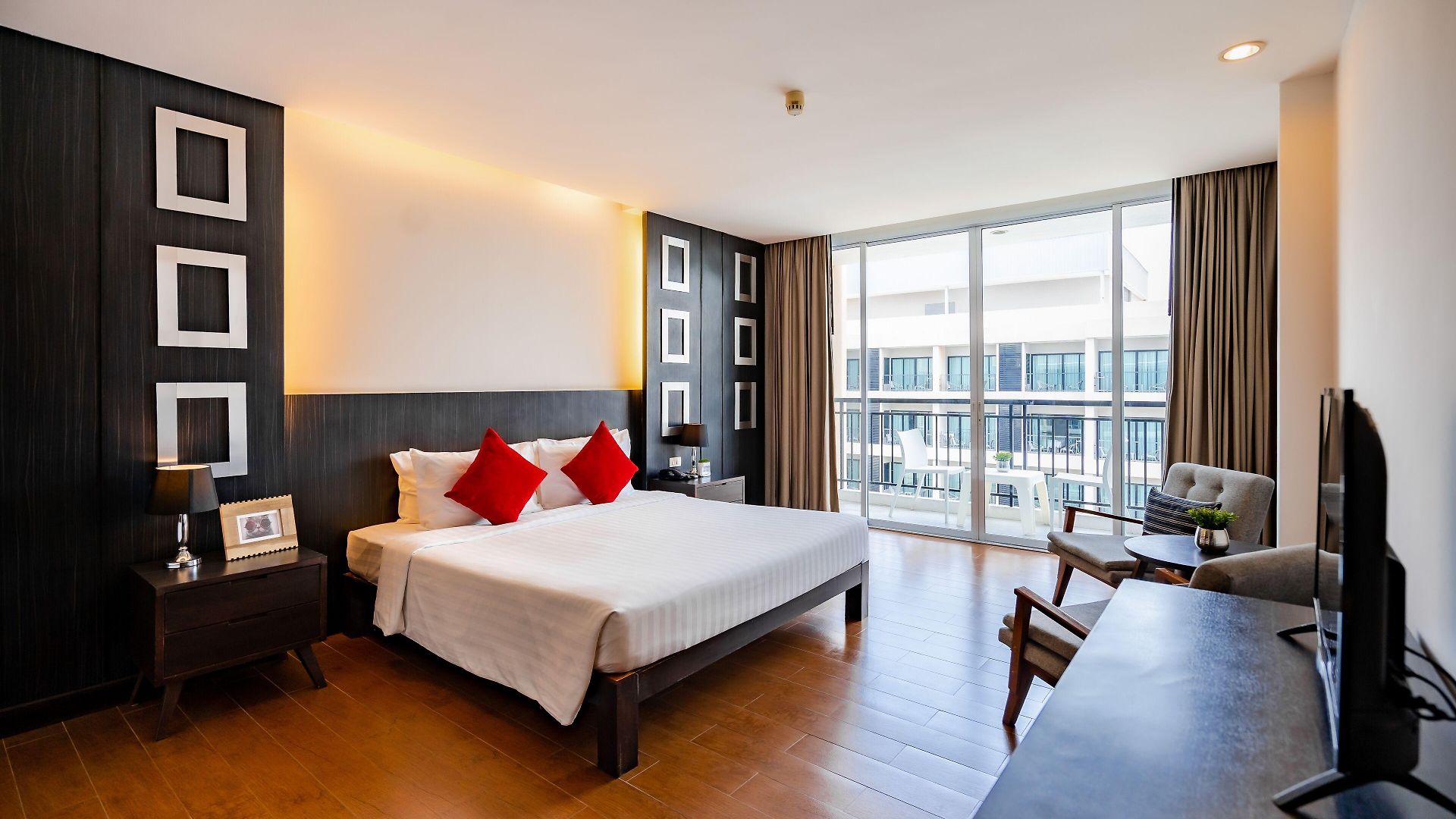 J โรงแรม 4*