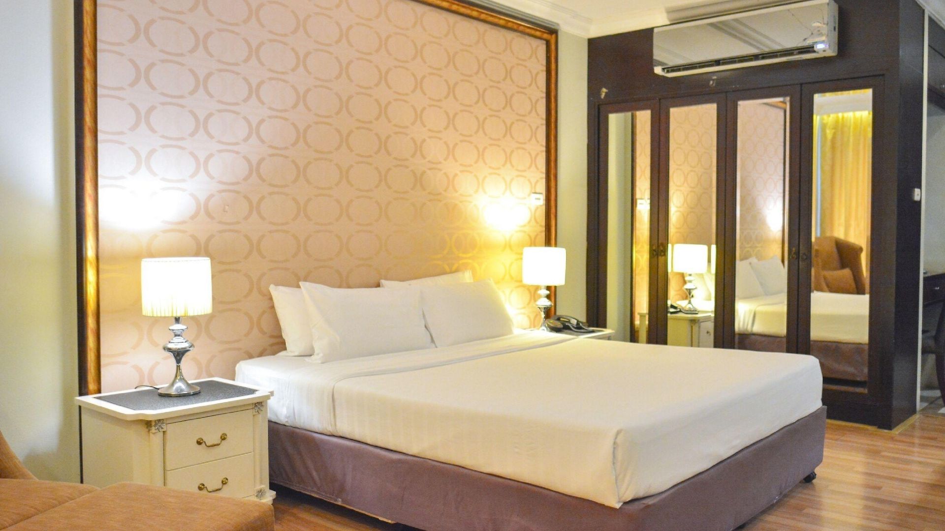 โรงแรม แอลเค เลเจนท์ 4*