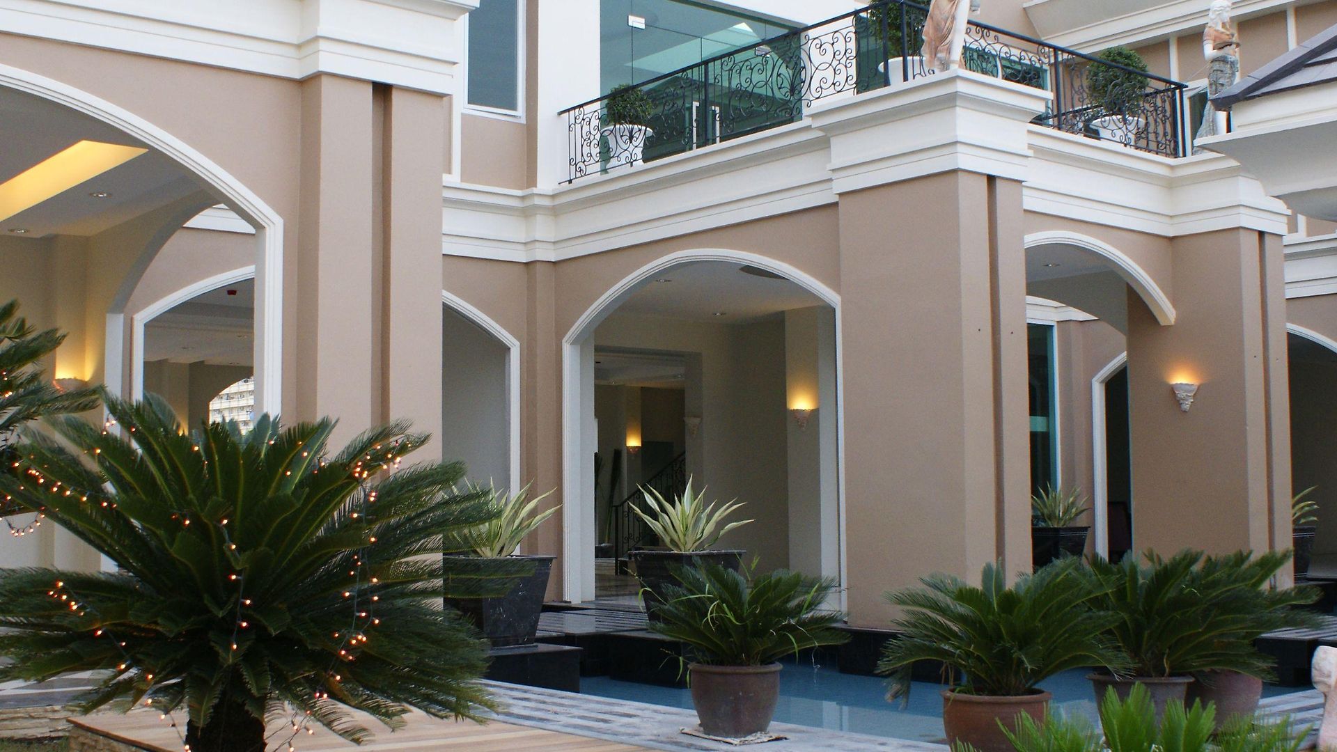 แอลเค เลเจนท์ โรงแรม 4*