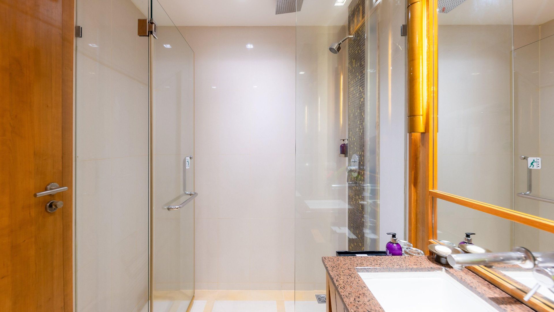 Centara Nova โรงแรม 4*