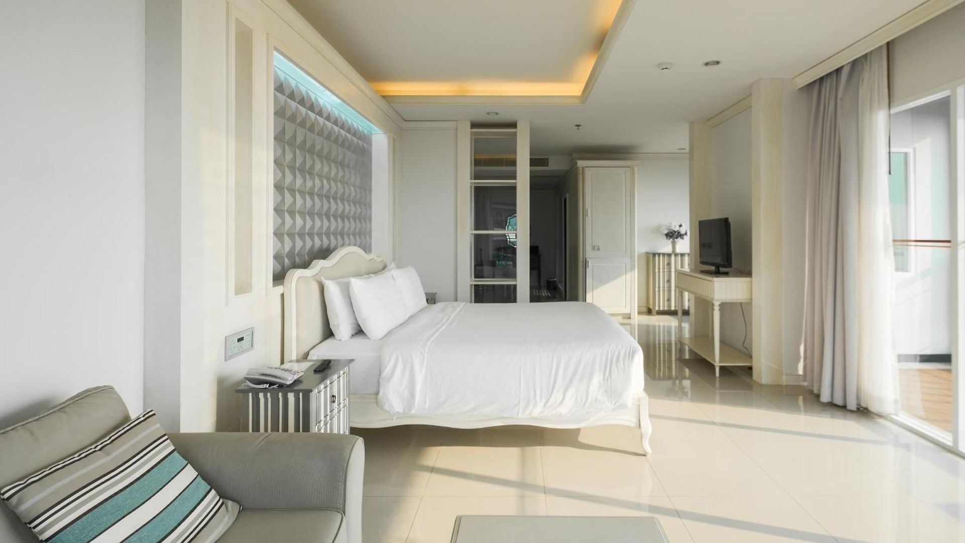 โรงแรม Welcome World Beachfront Pattaya