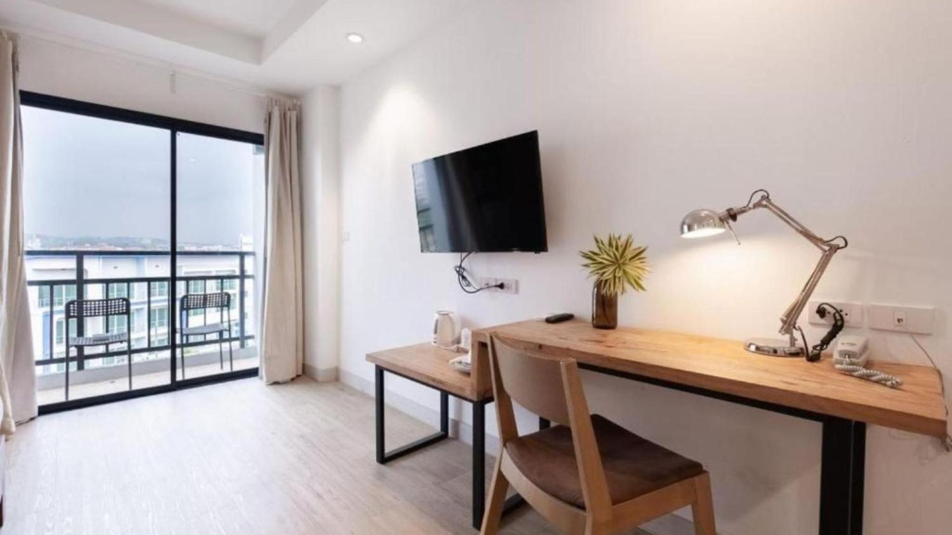 โรงแรม The Corner 3*