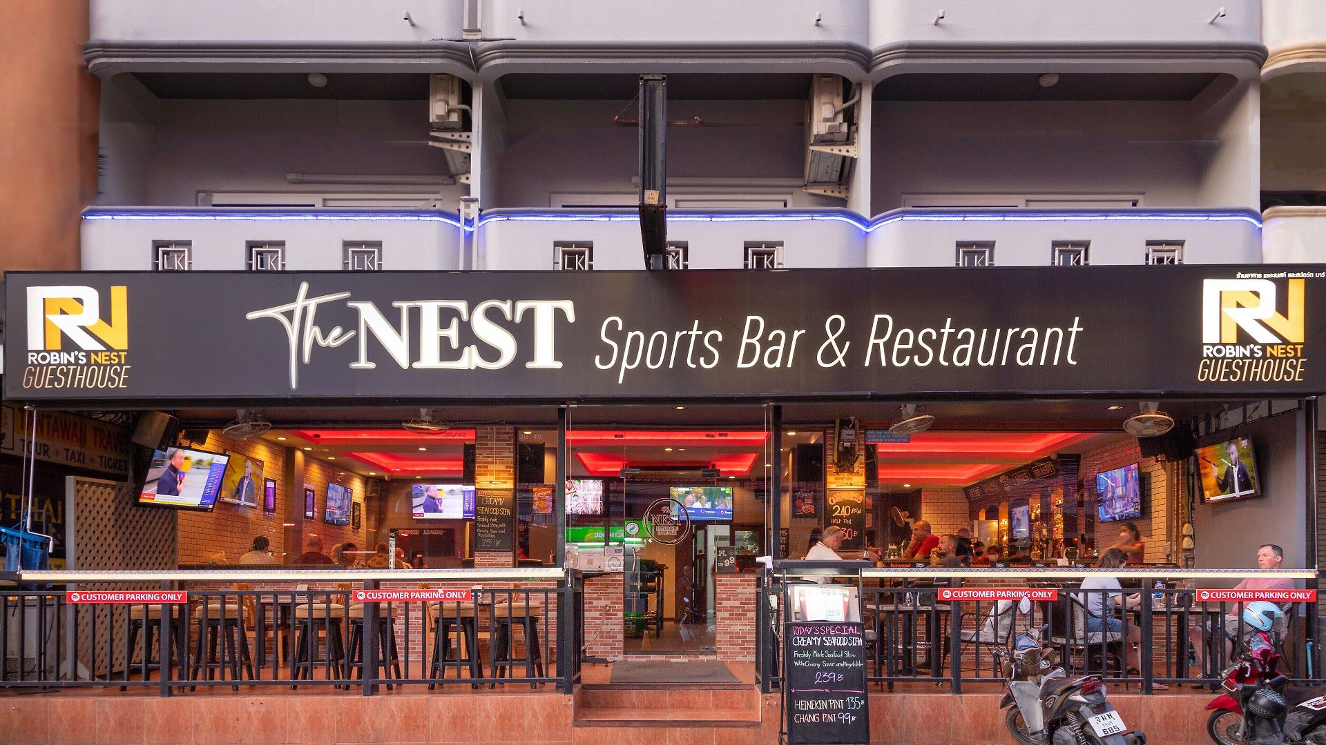 Robin's Nest & Restaurant บ้านพัก