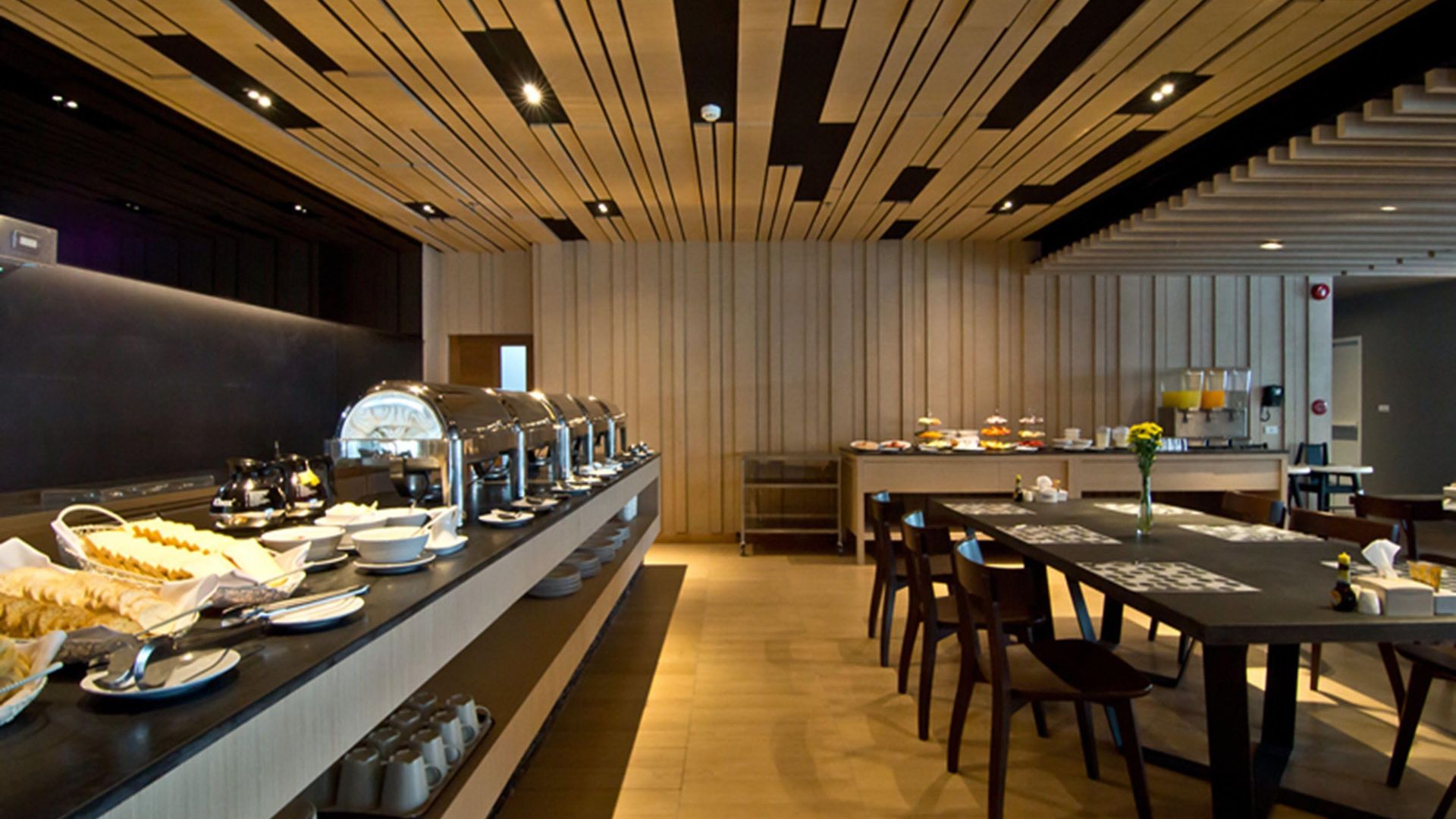 โรงแรม The Sun Xclusive 3*