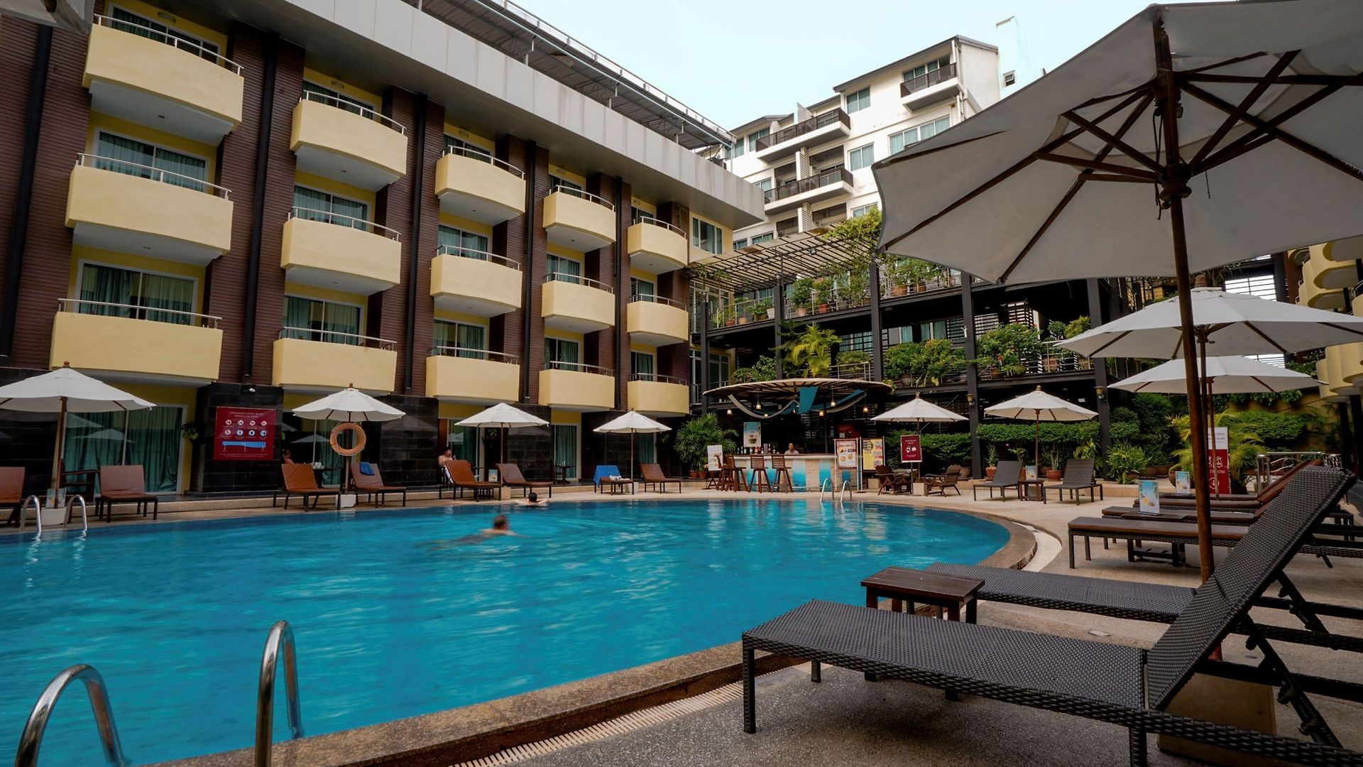 โรงแรม บารอน บีช 4*