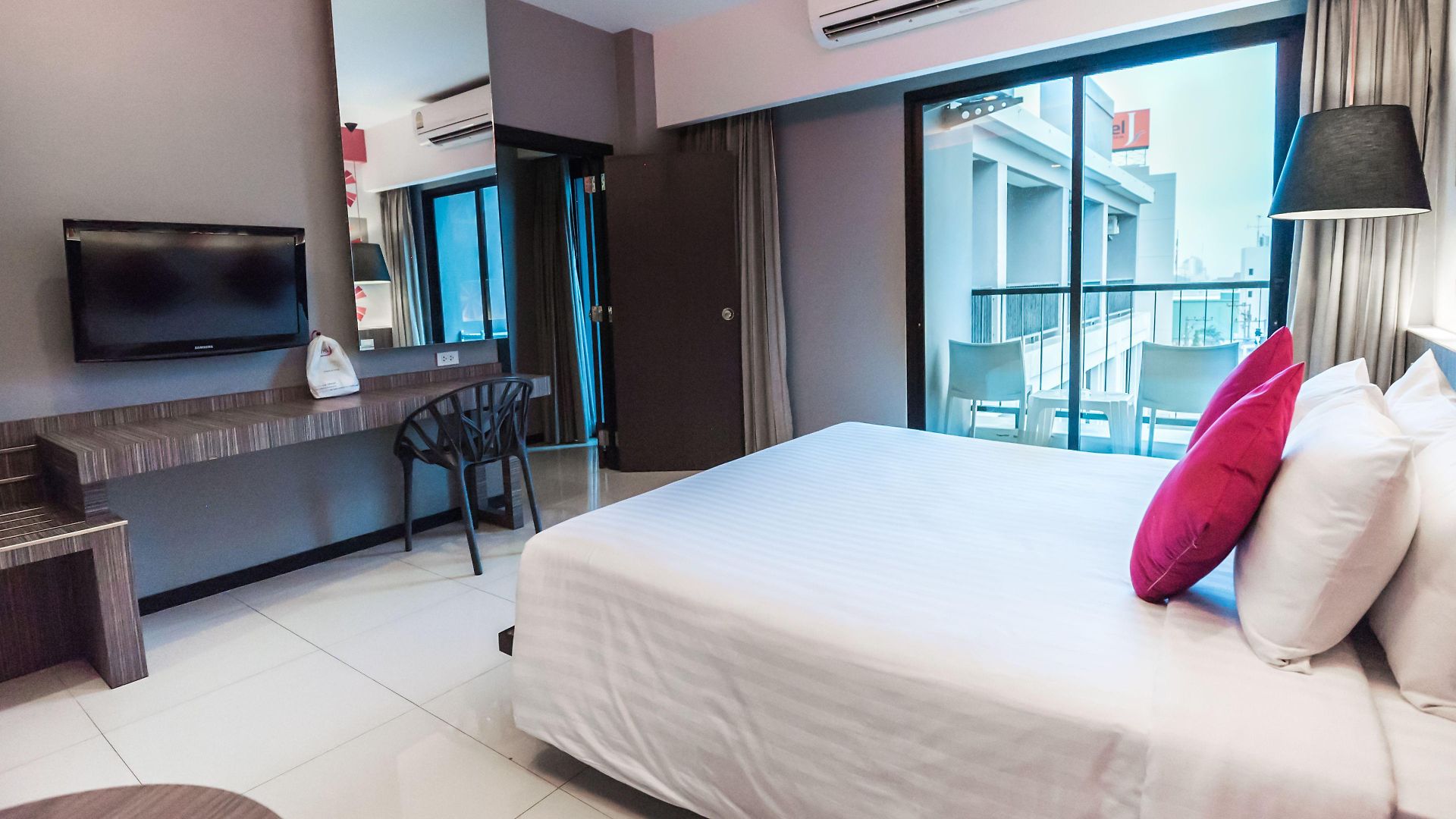 J โรงแรม 4*