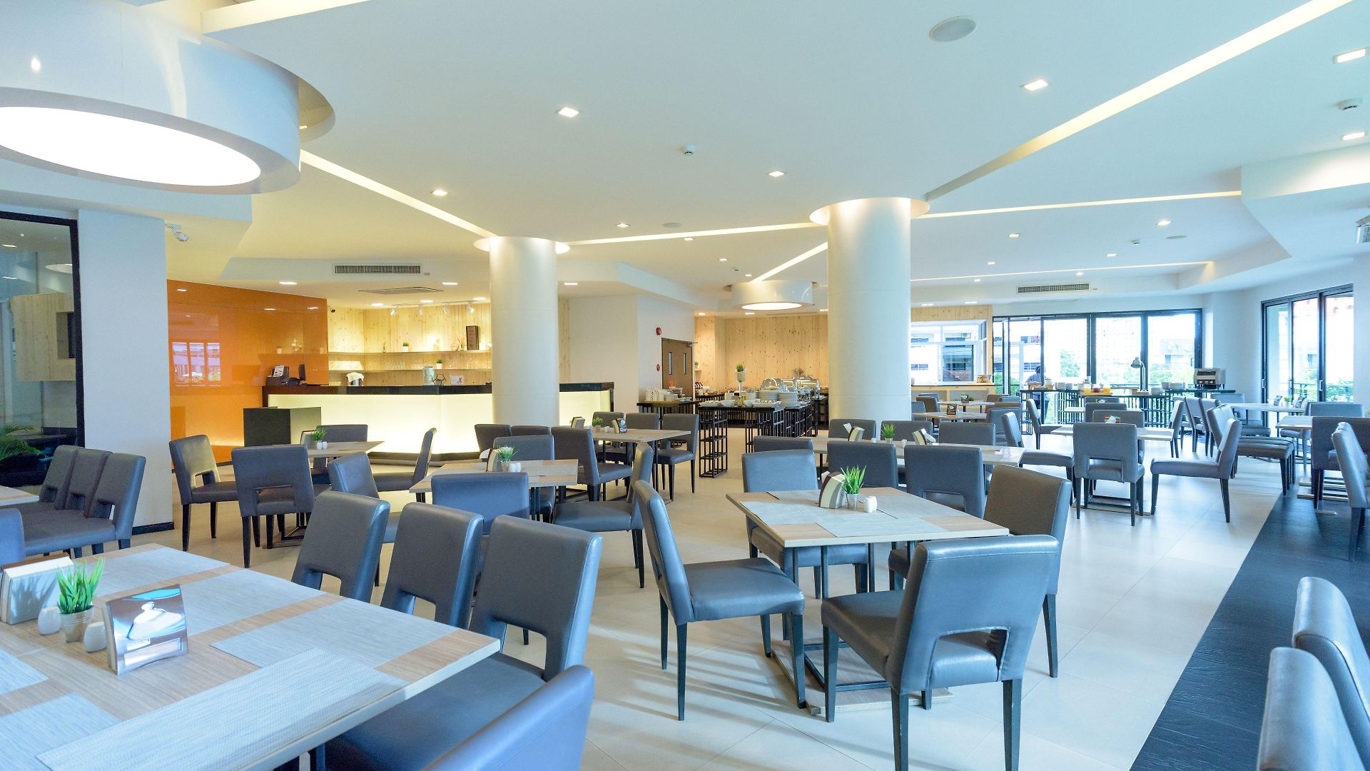 J โรงแรม 4*