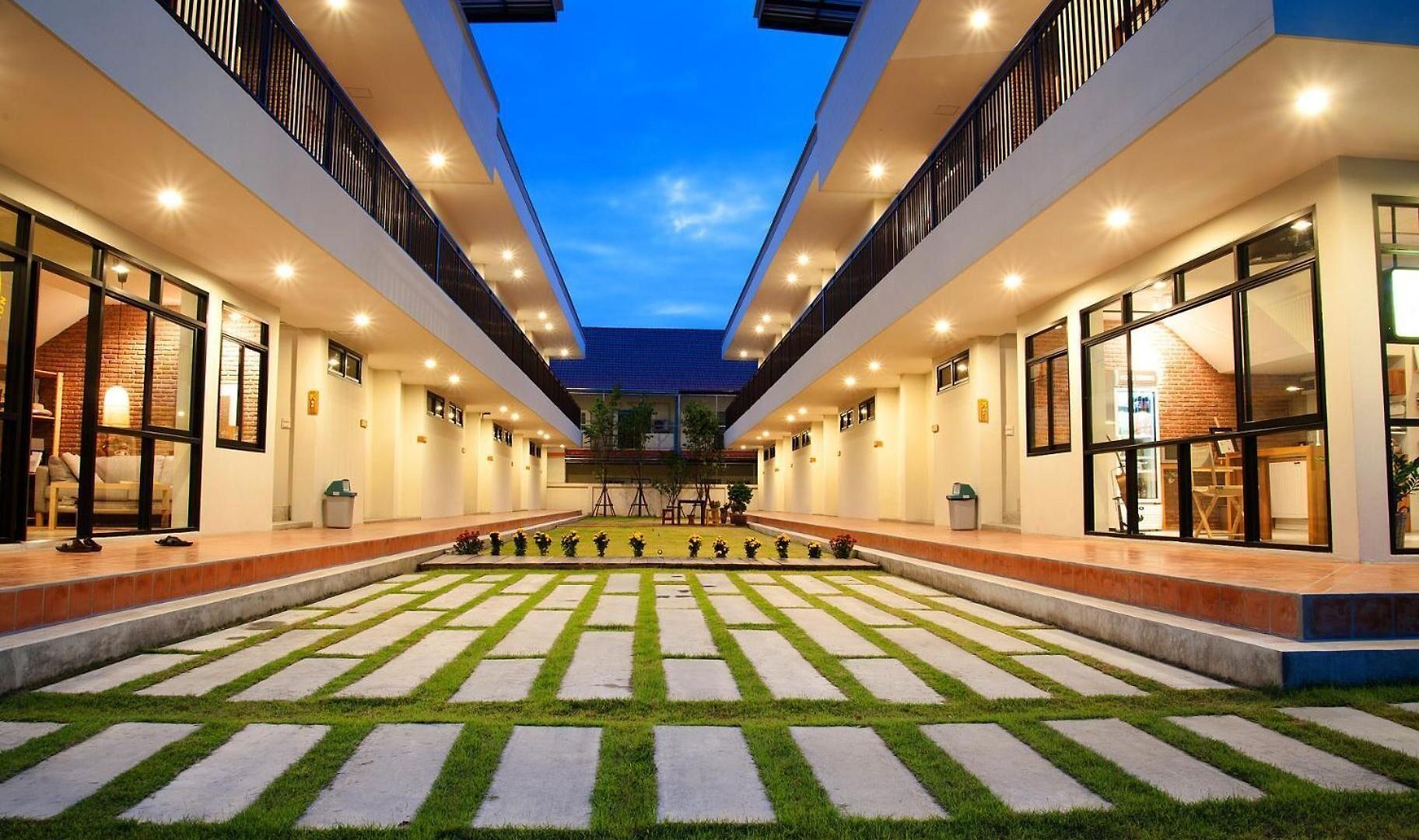 Hotel Yellow Moon