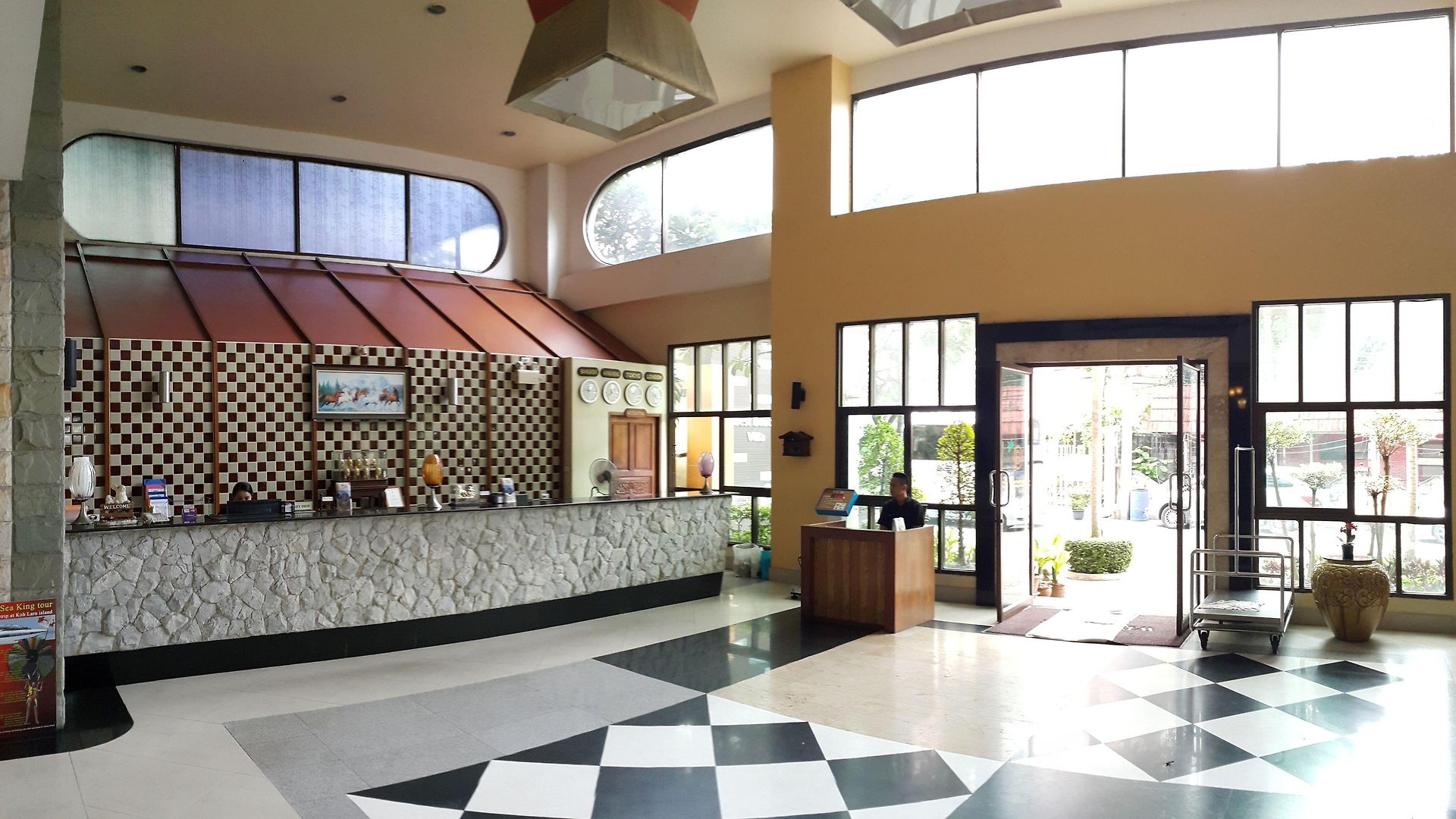 โรงแรม เบส บีช 3*