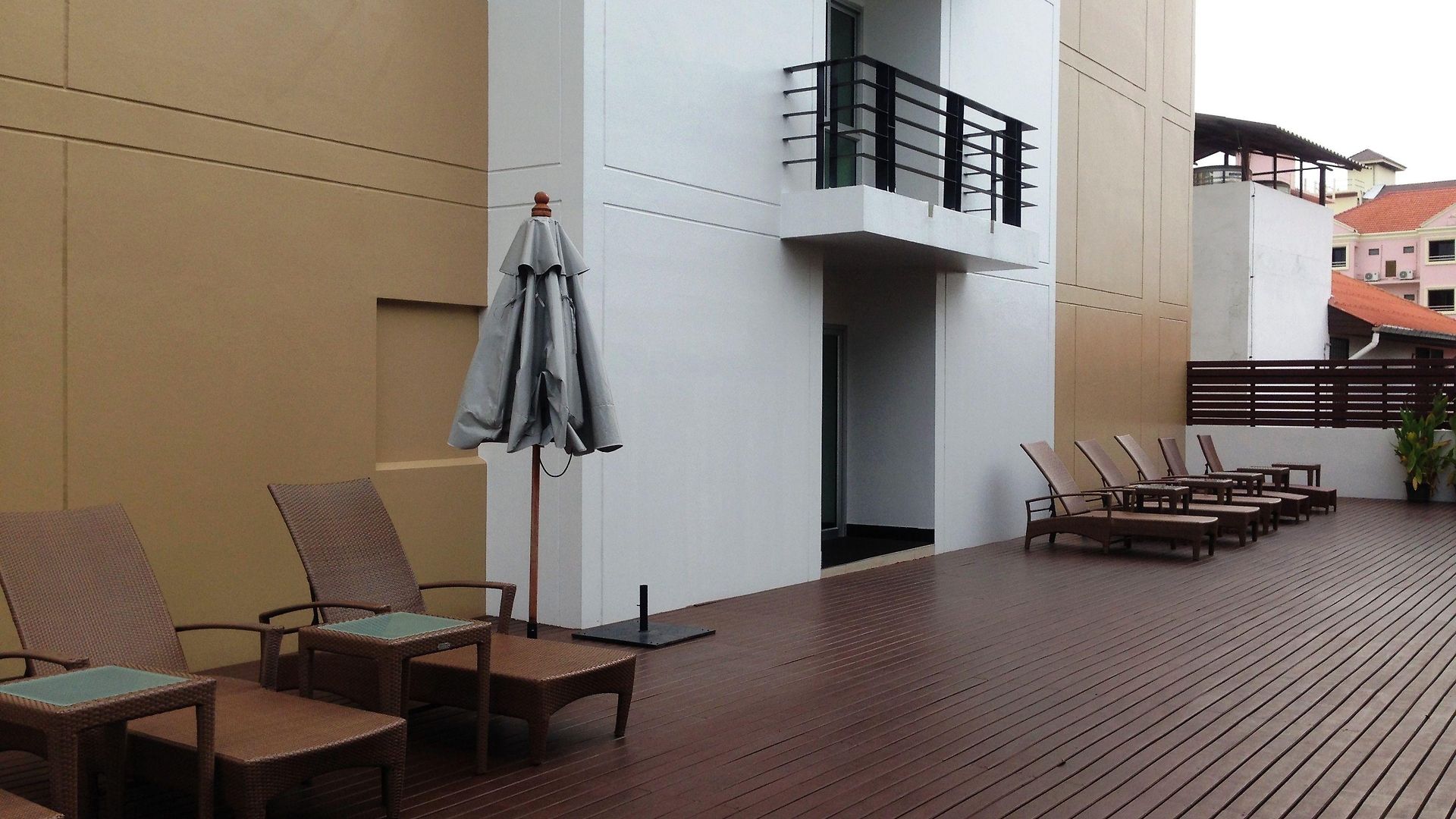 โรงแรม August