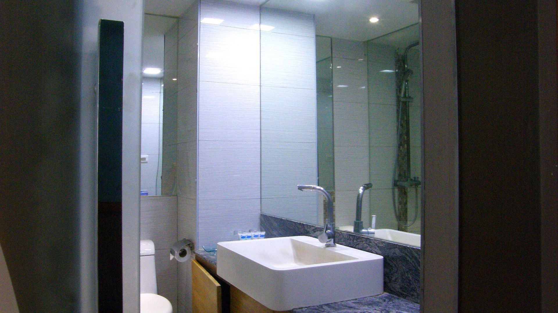 โรงแรม Oyo 143 Dday Resotel 4*