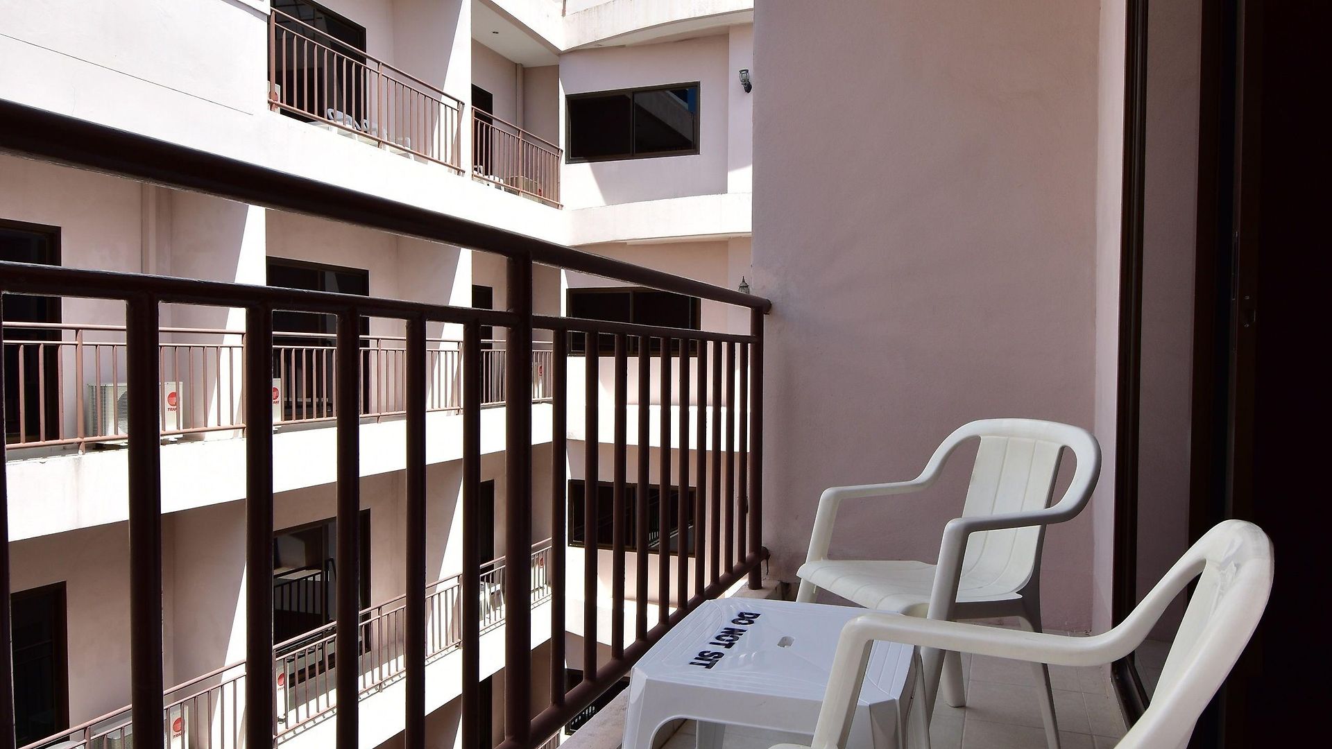 Dynasty โรงแรม 3*