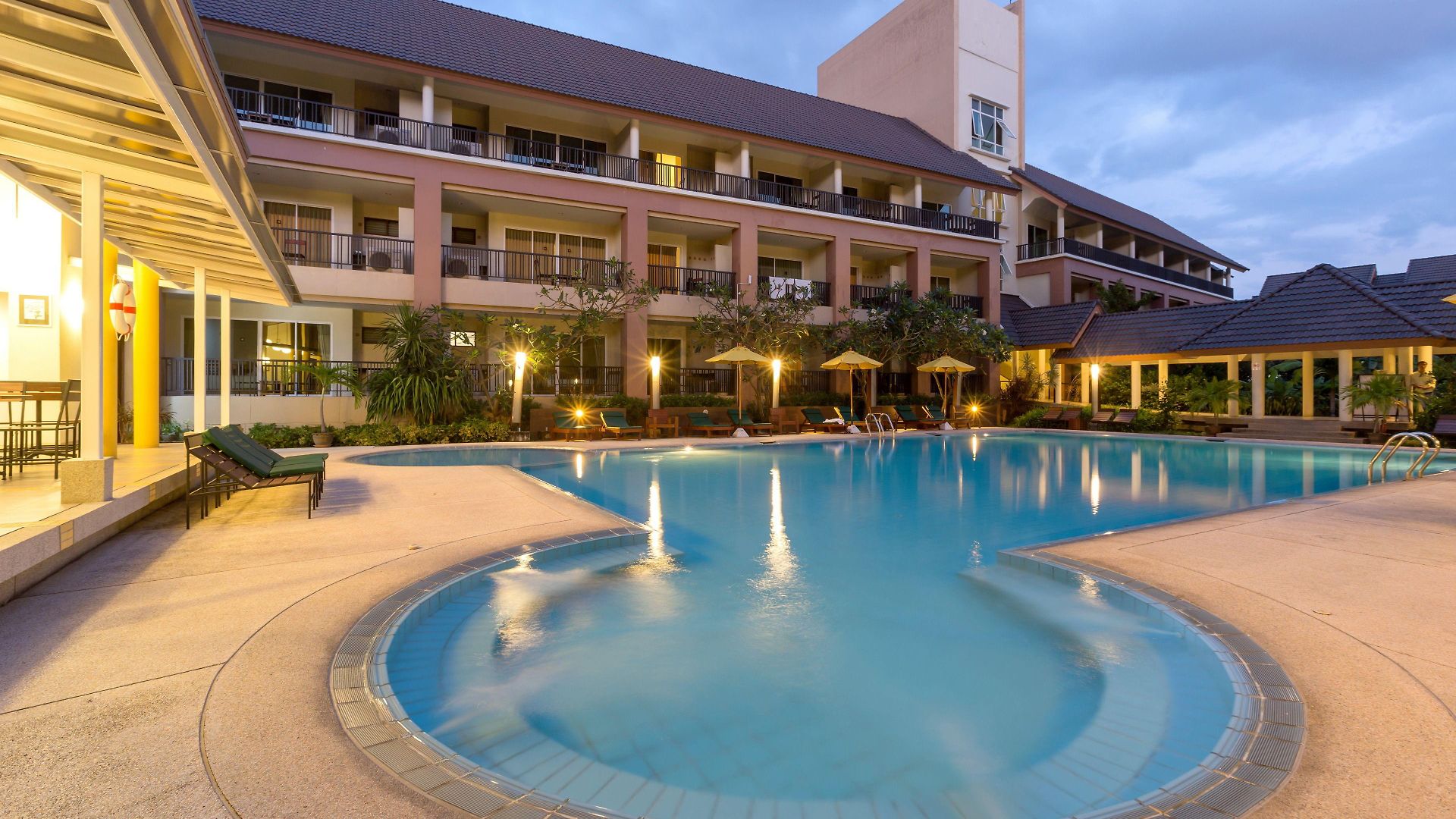 โรงแรม Authong 3*