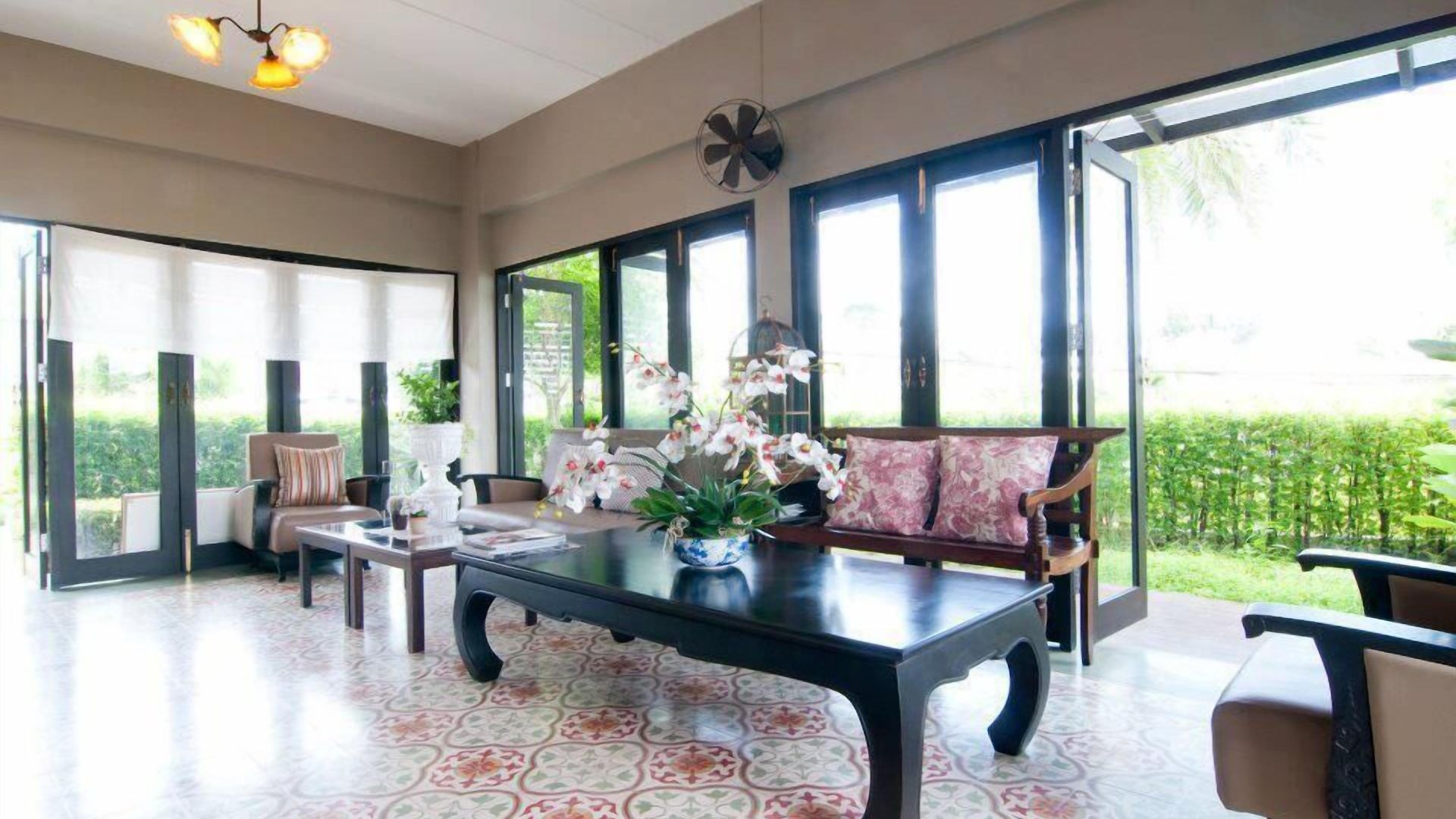 โรงแรม Ploen By Tolani