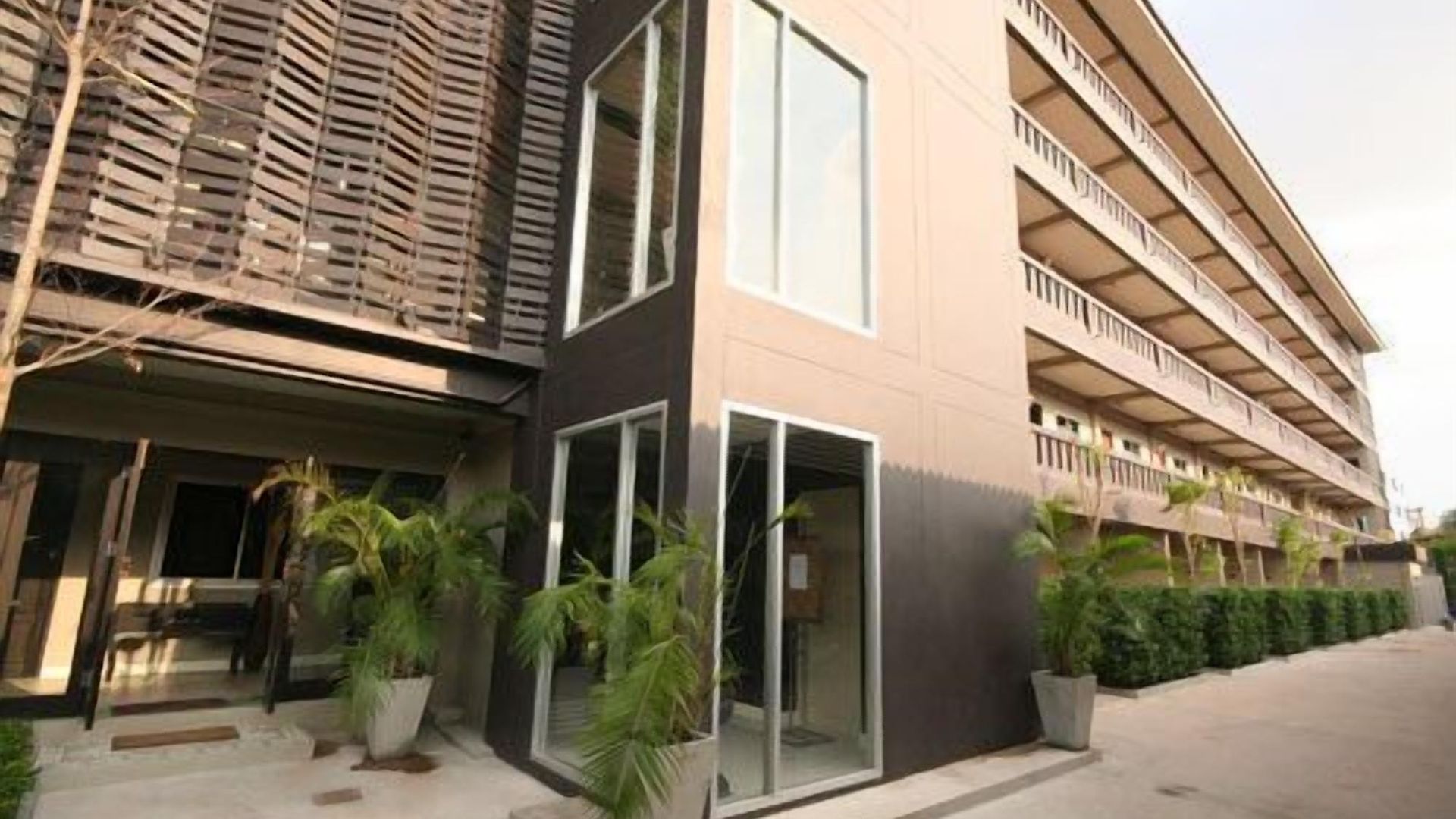 โรงแรม Ploen By Tolani