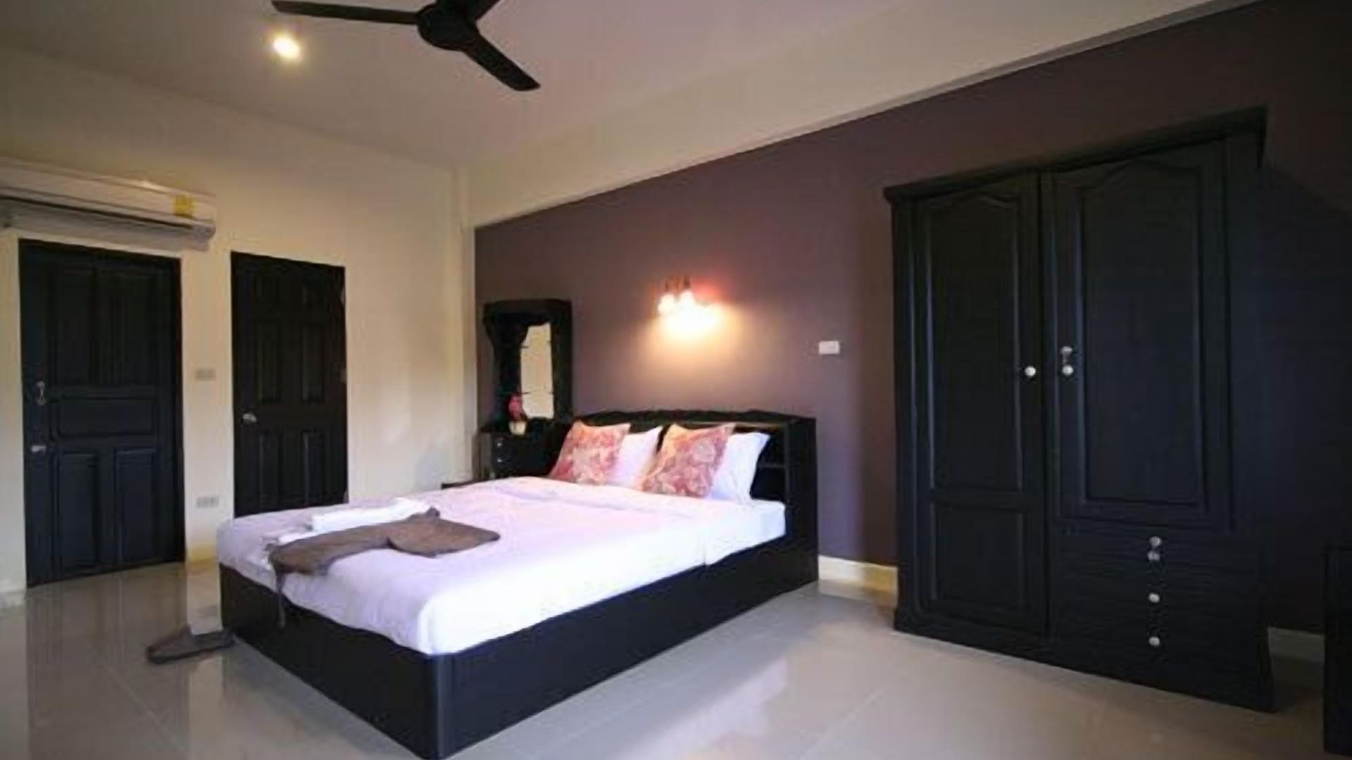 Ploen By Tolani โรงแรม