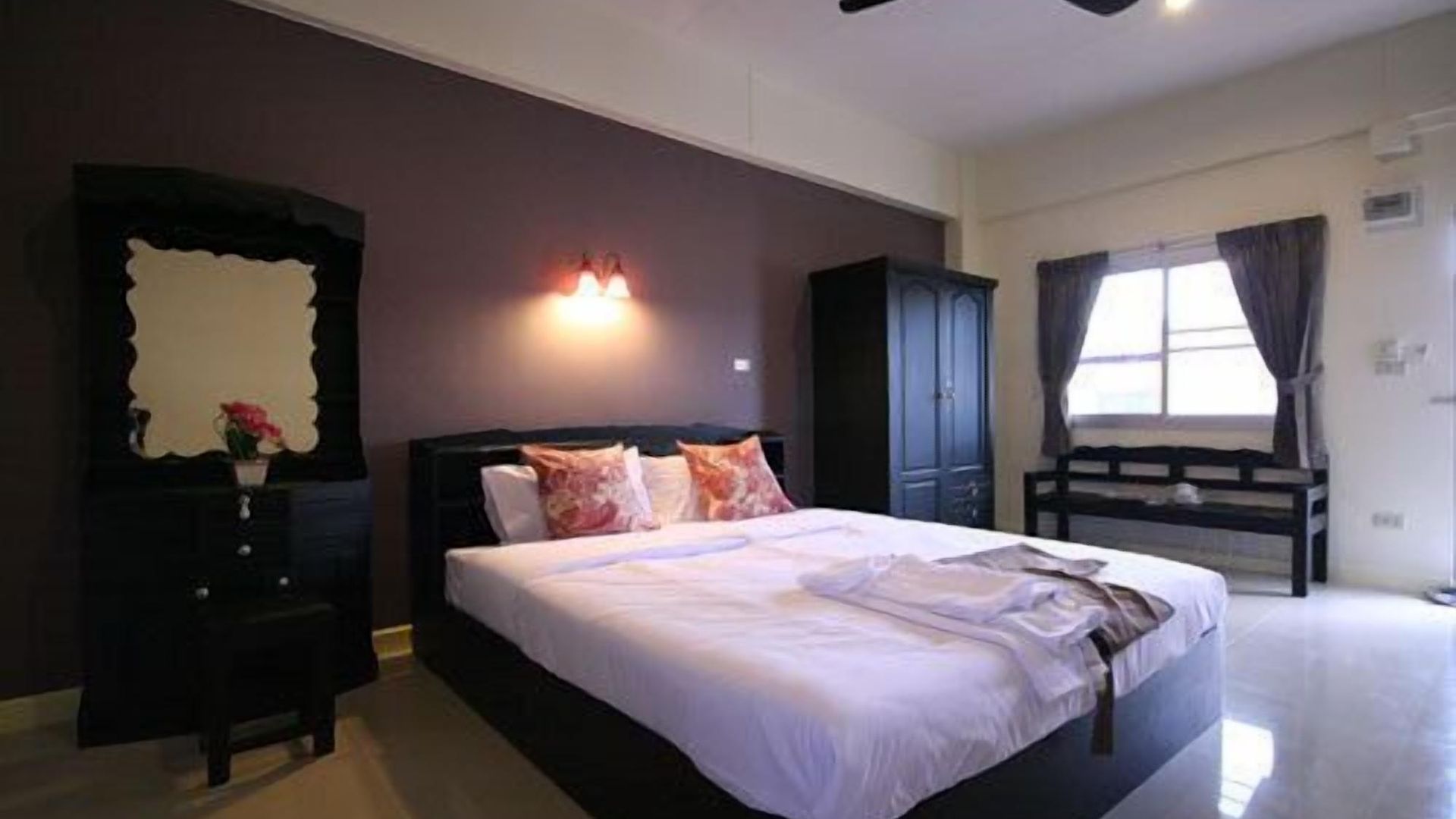 Ploen By Tolani โรงแรม 2*