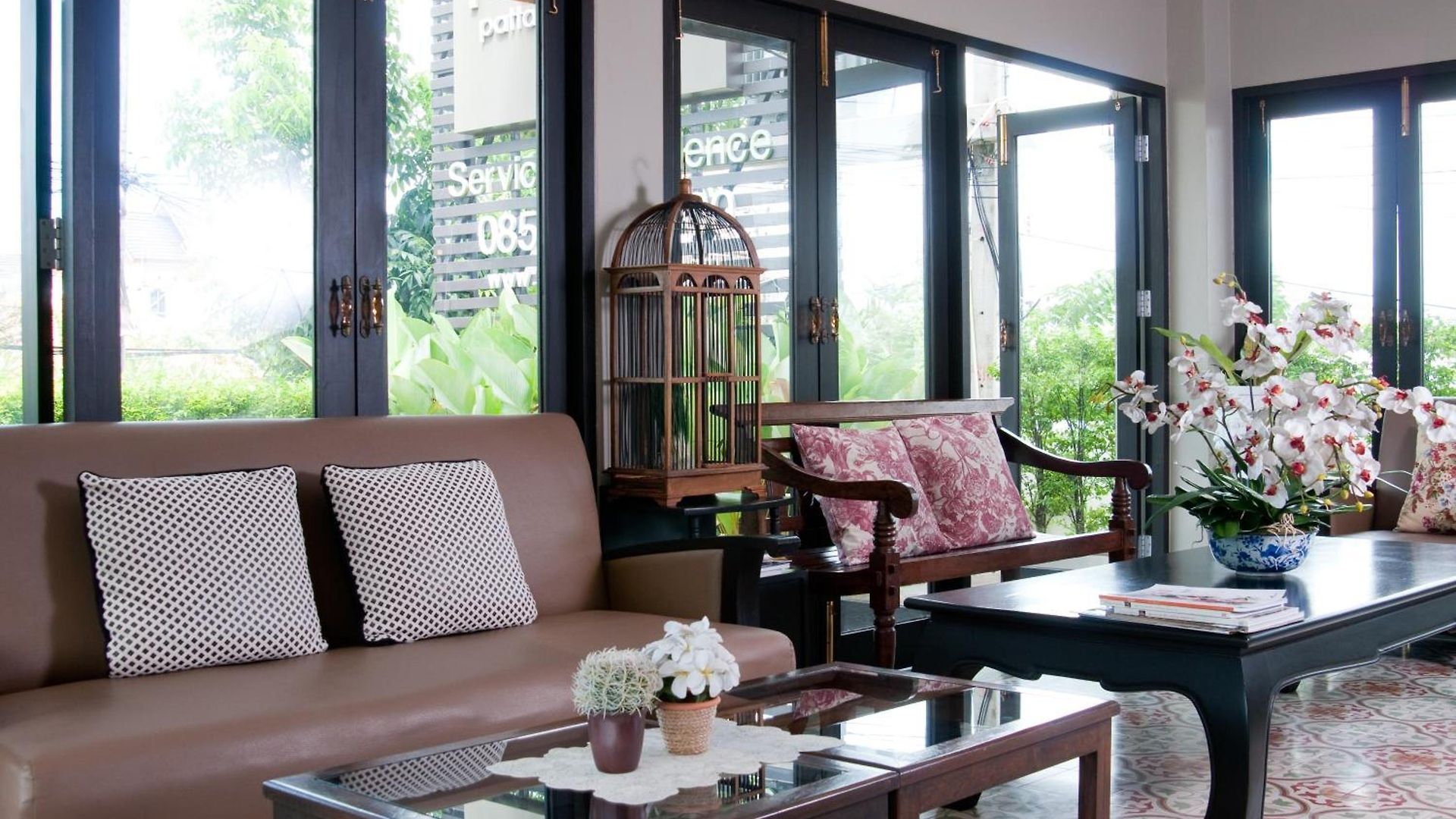 Ploen By Tolani โรงแรม
