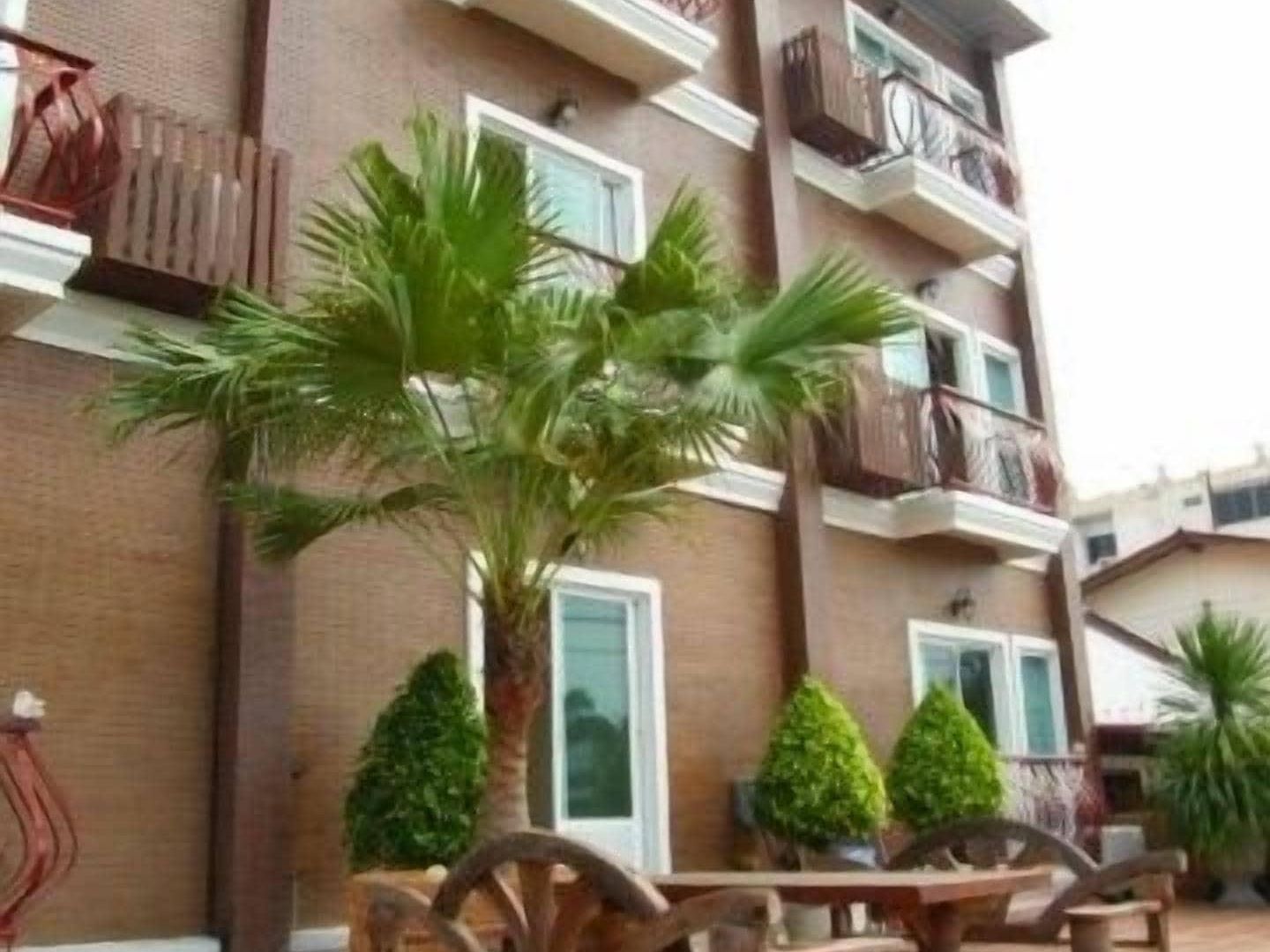 The Red Balcony โรงแรม Pattaya