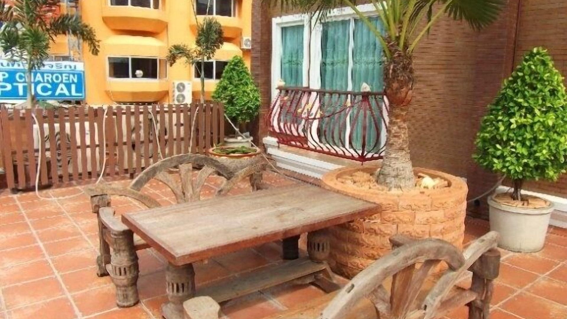 โรงแรม The Red Balcony