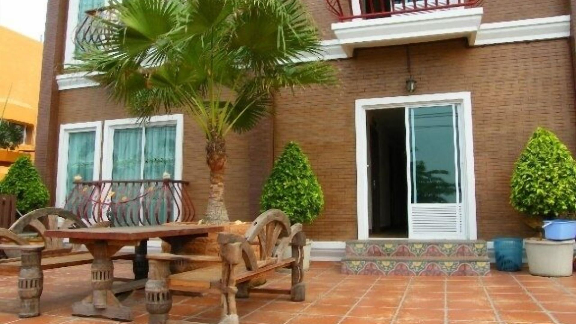 The Red Balcony โรงแรม