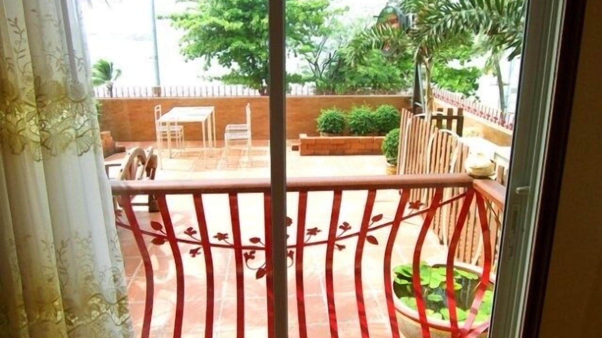 โรงแรม The Red Balcony 2*