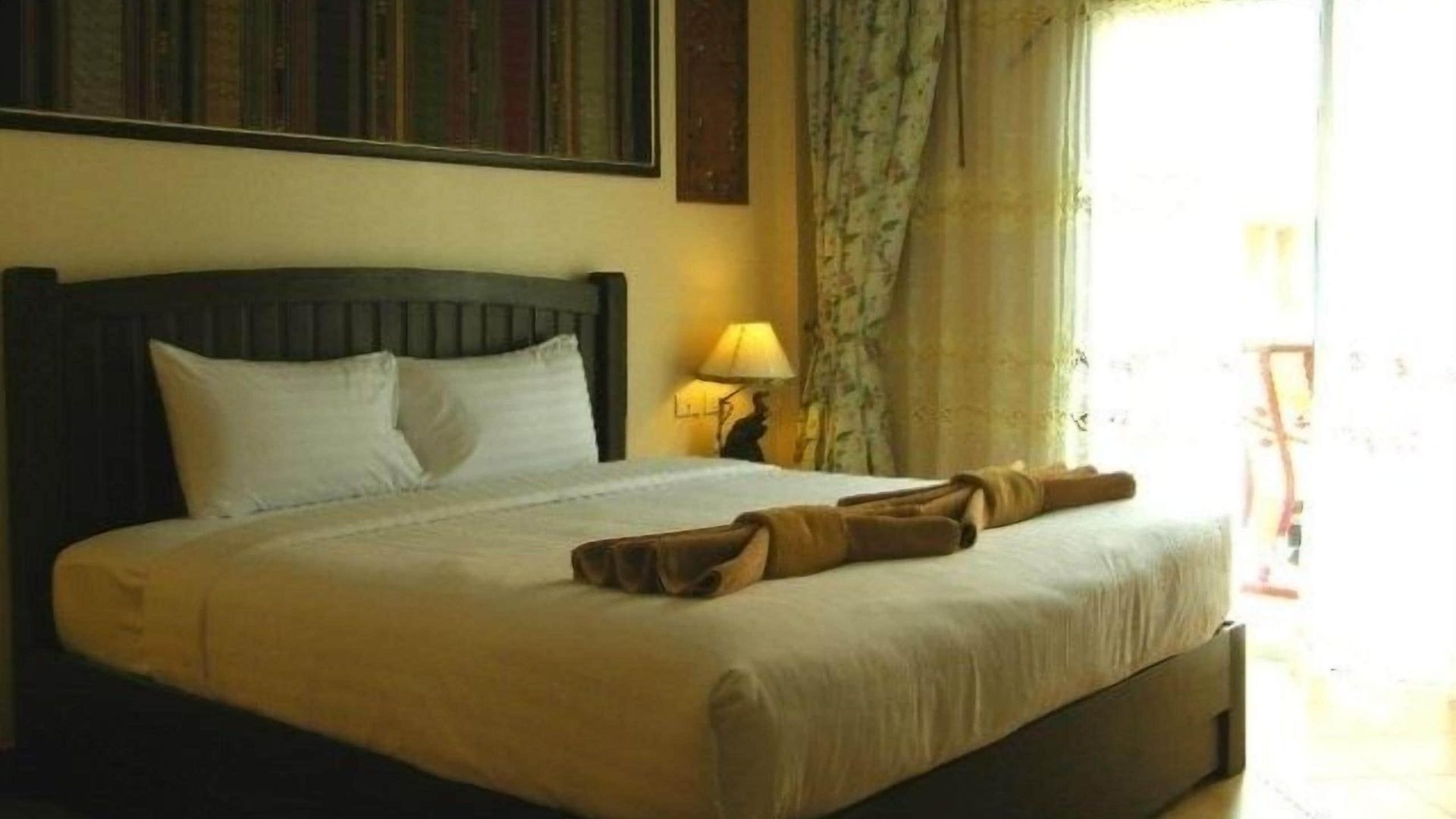 The Red Balcony โรงแรม