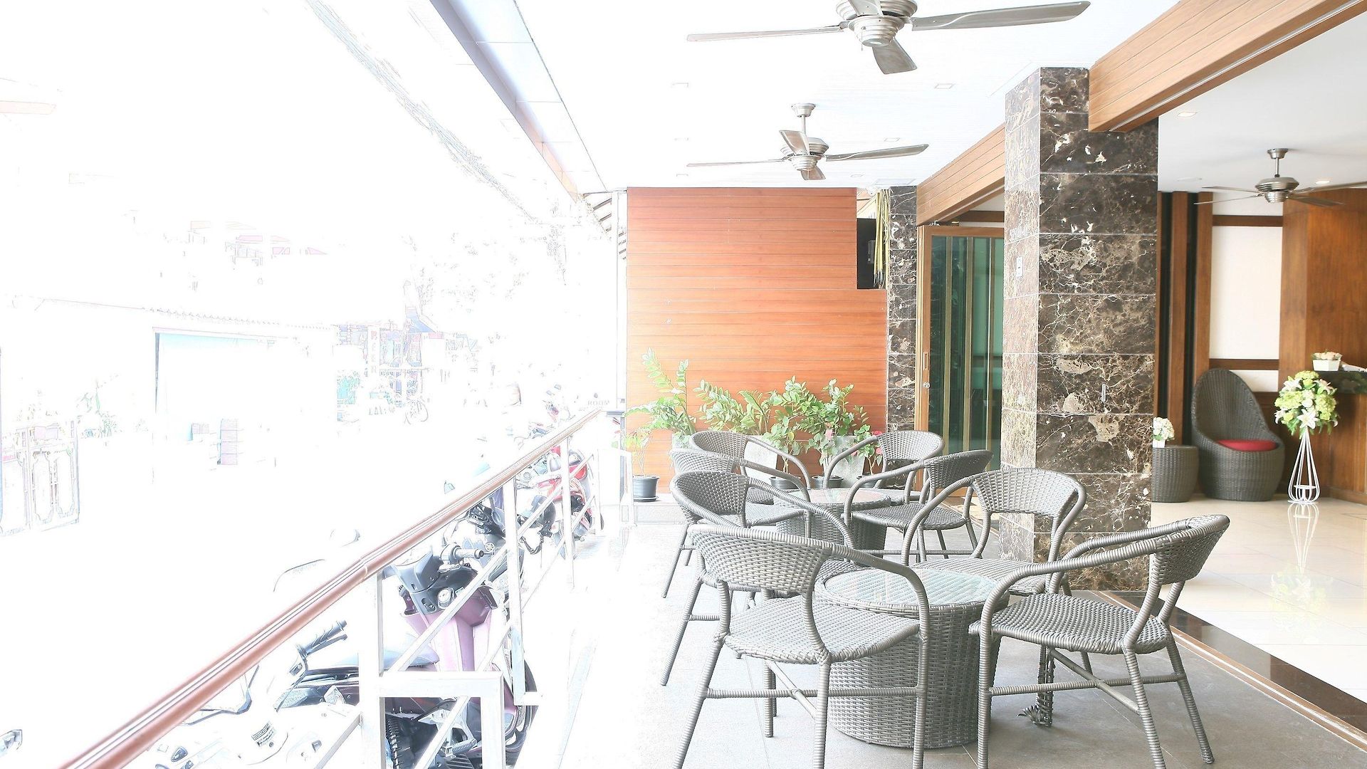 โรงแรม Honey